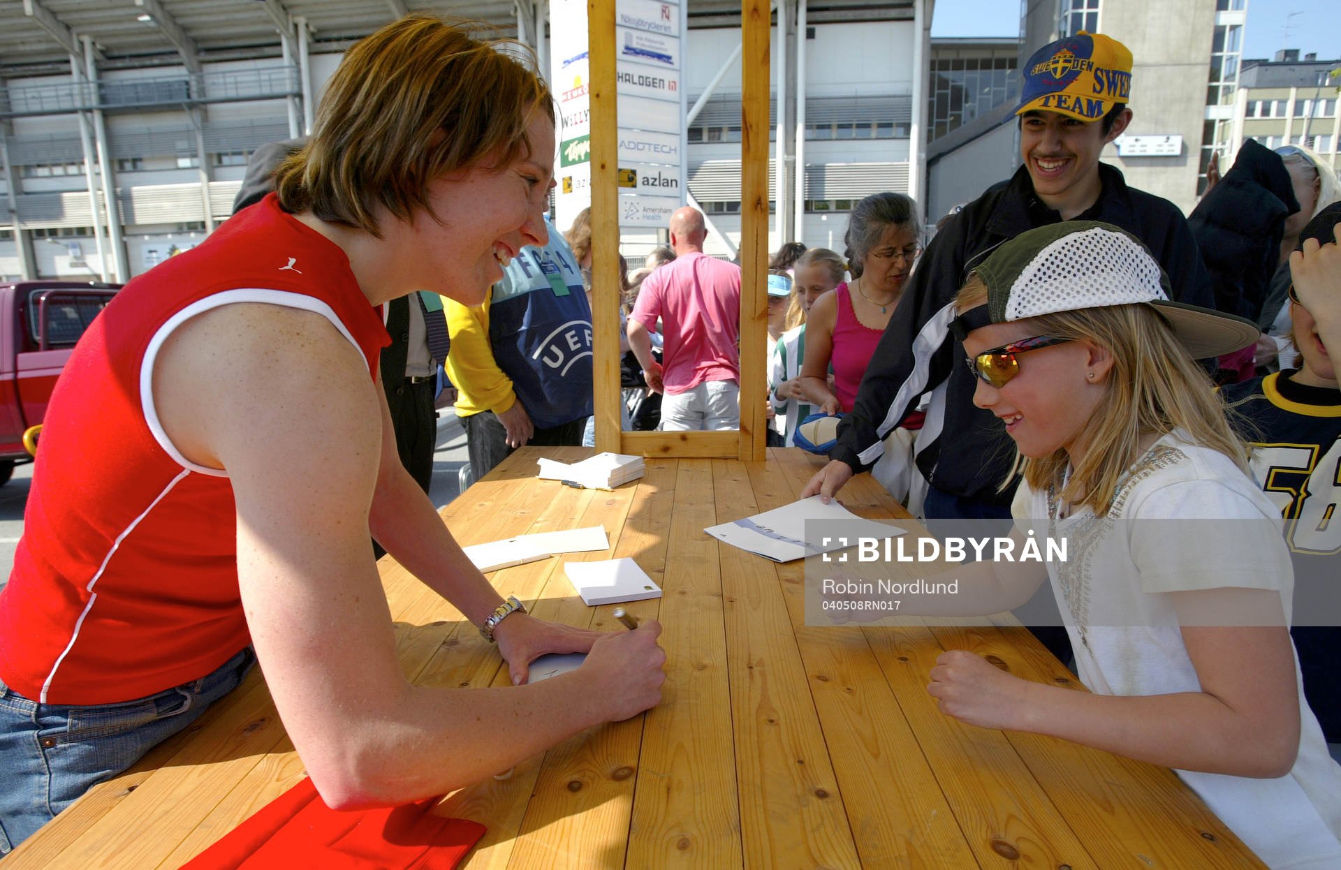 Hanna Ljungberg skriver autografer
