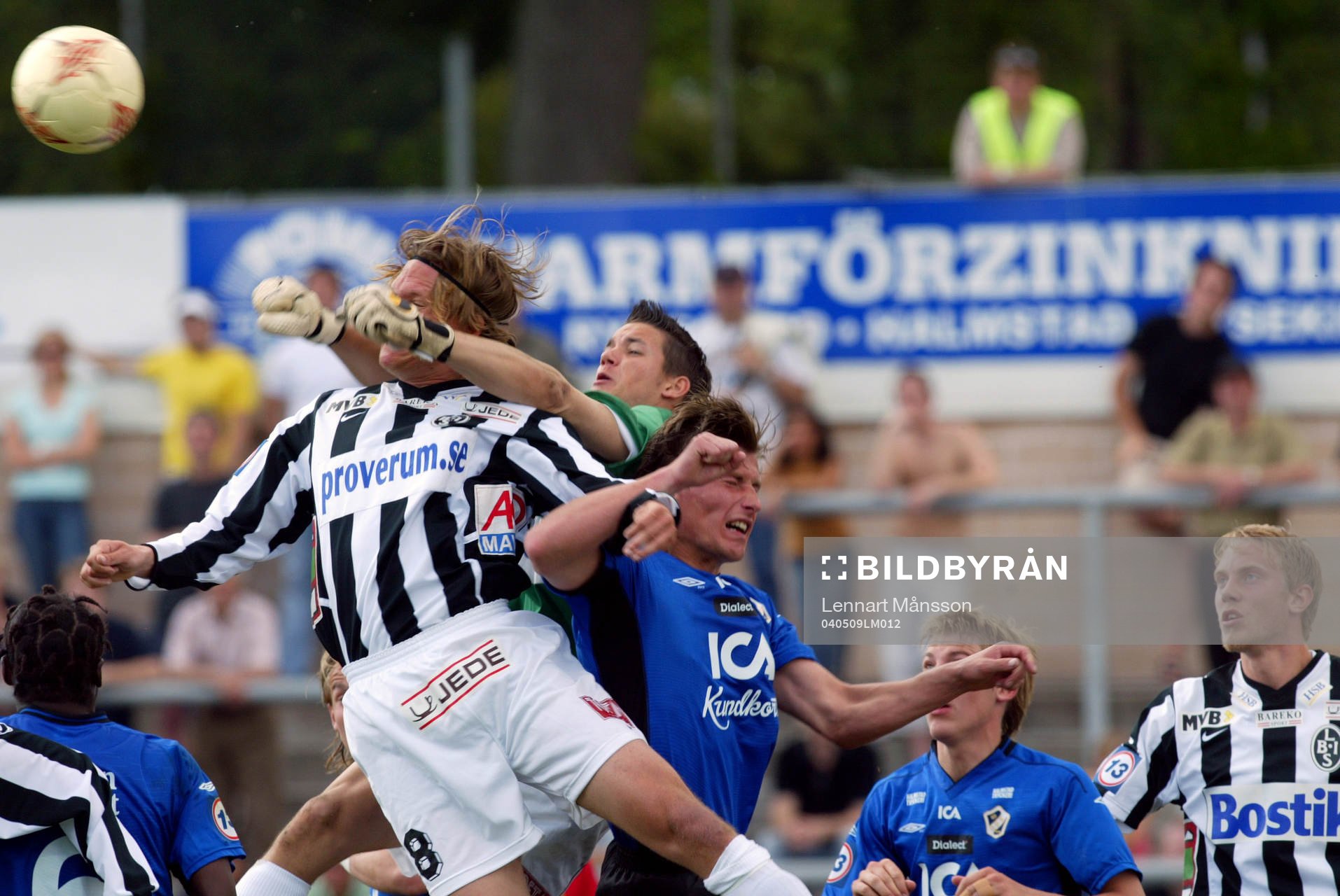 Jonas Sandqvist, målvakt, Landskrona, boxar bort bollen