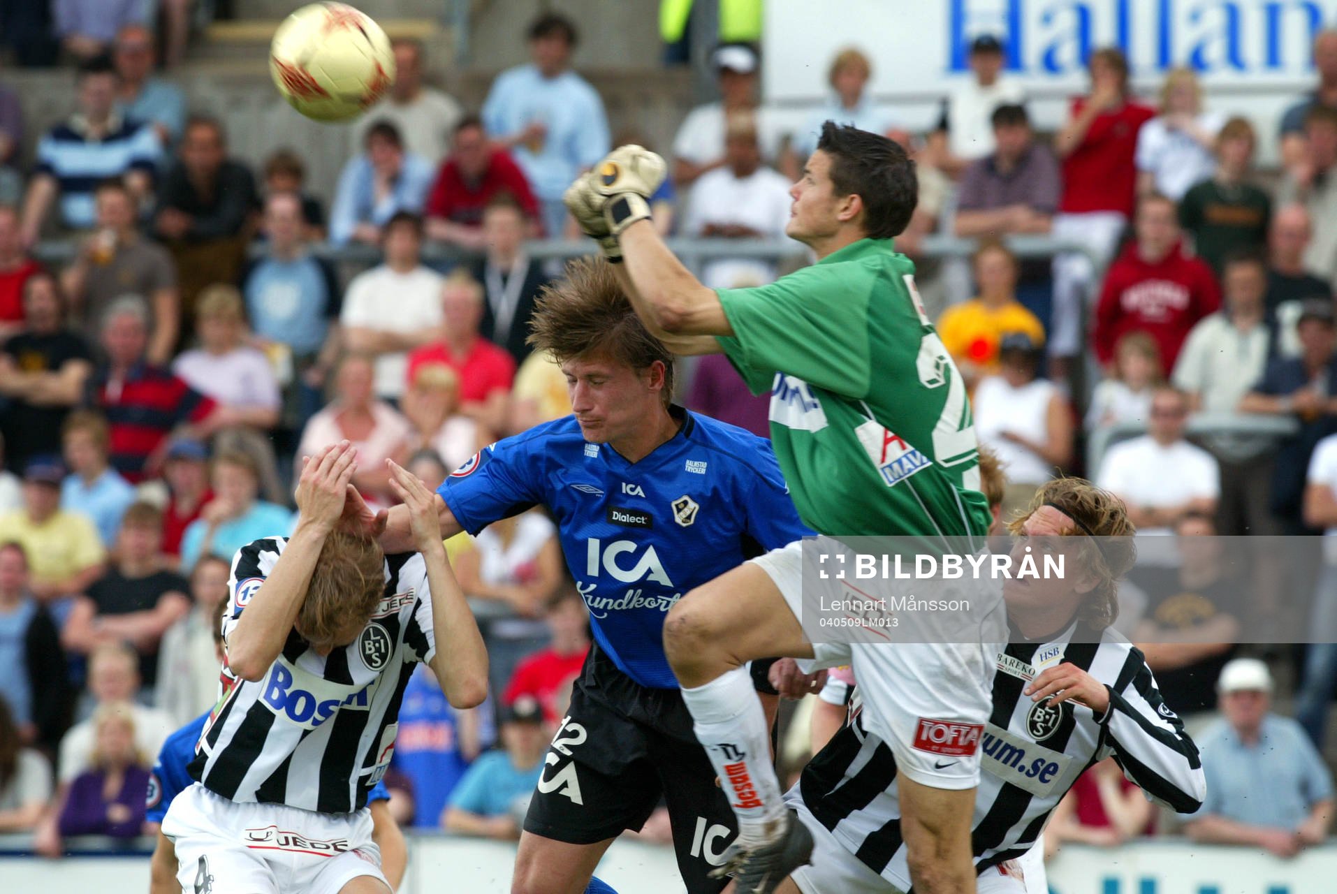 Jonas Sandqvist, målvakt, Landskrona, boxar ur bollen