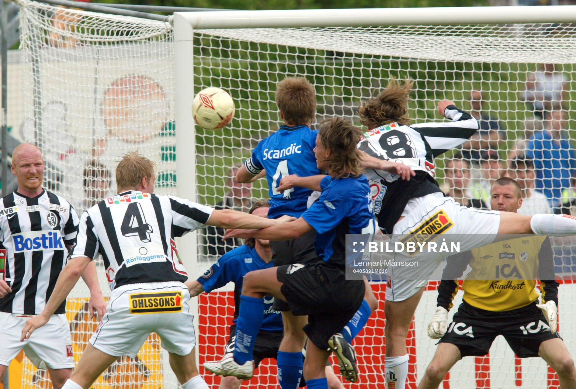 Conny Johansson, målvakt, Halmstad. Trångt framför mål