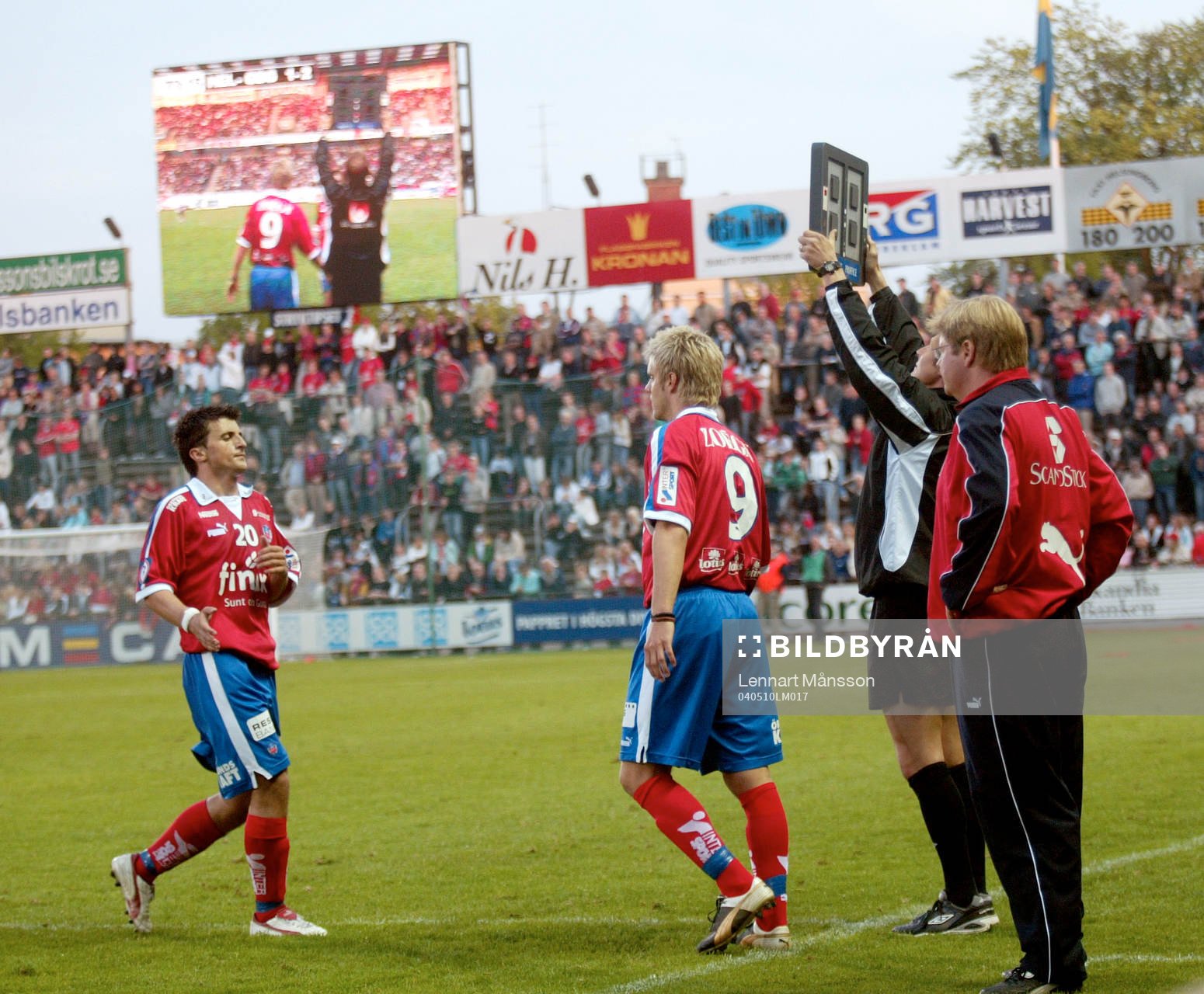 Byte. Eldin Karisik (20) och Andreas Dahl (9). Peter