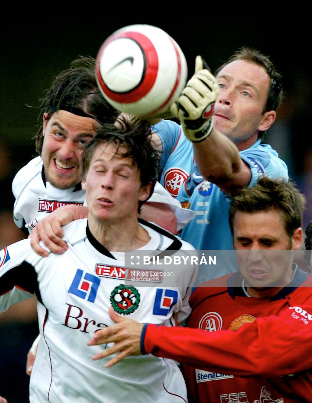 Fotboll, ÷rgryte-÷rebro: Gustaf Andersson, ÷rebro i hˆjdduell med Dick Last i ÷rgrytemÂlet.  