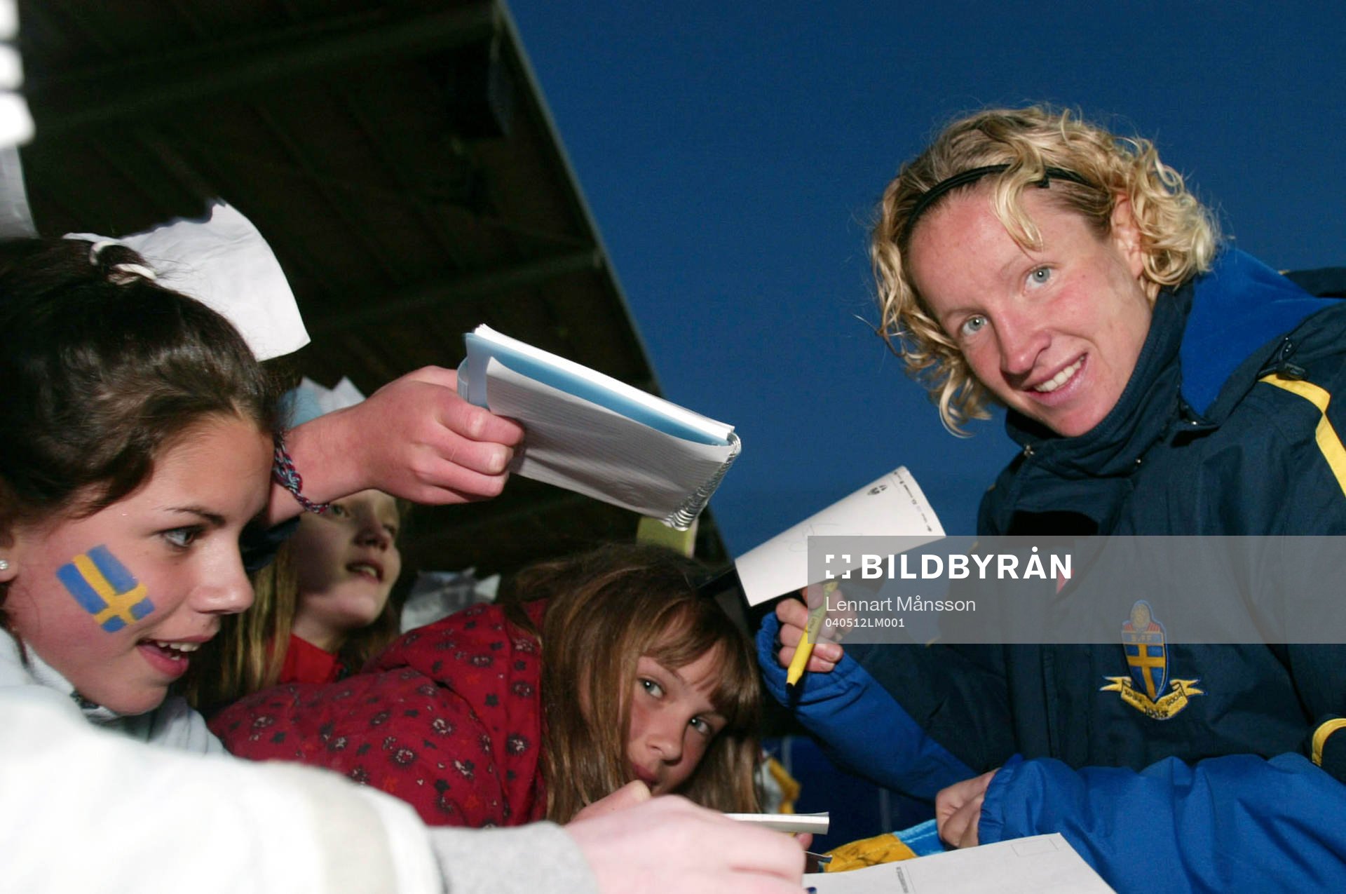 Victoria Svensson skriver autografer
