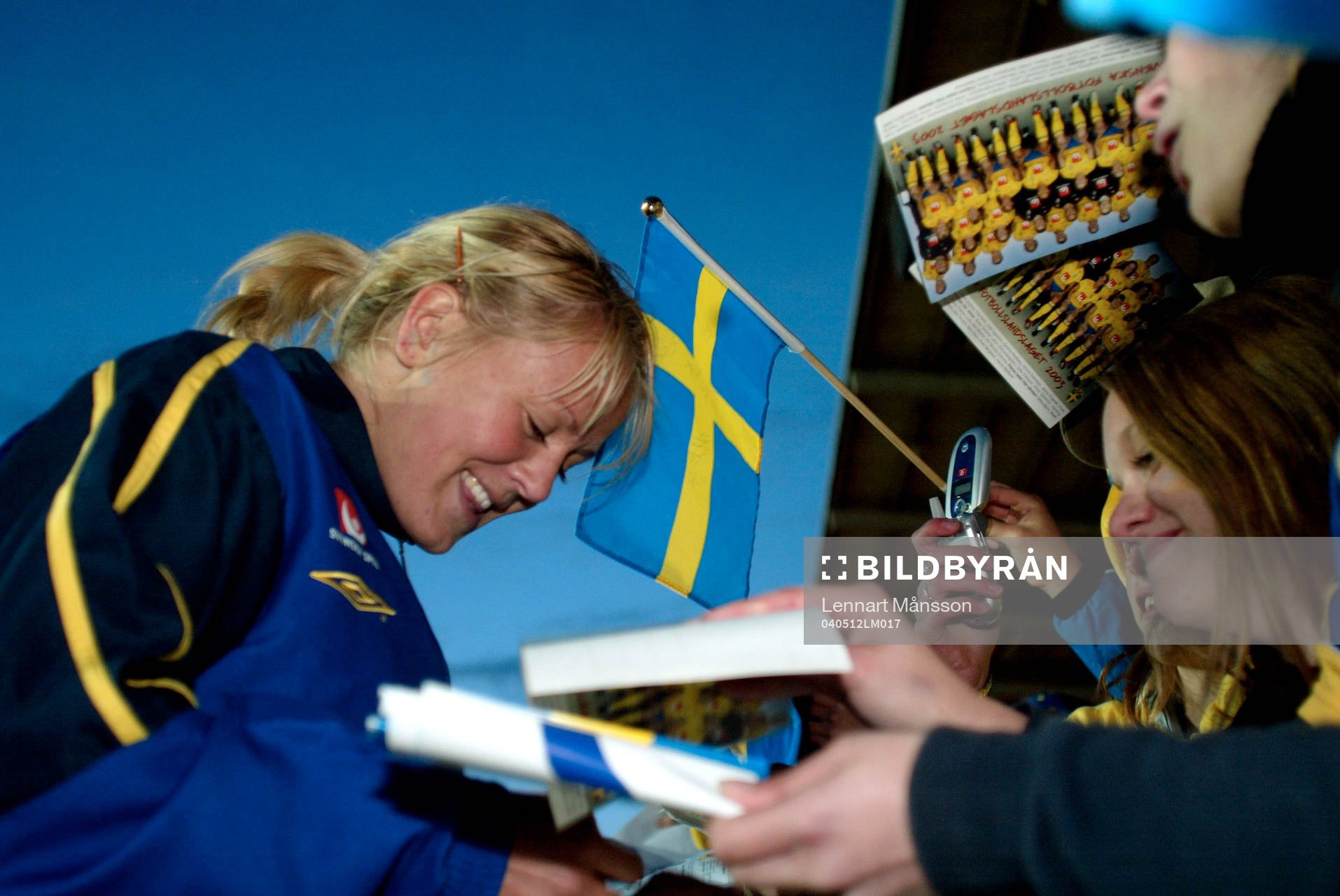 Josefine Öqvist skriver autografer