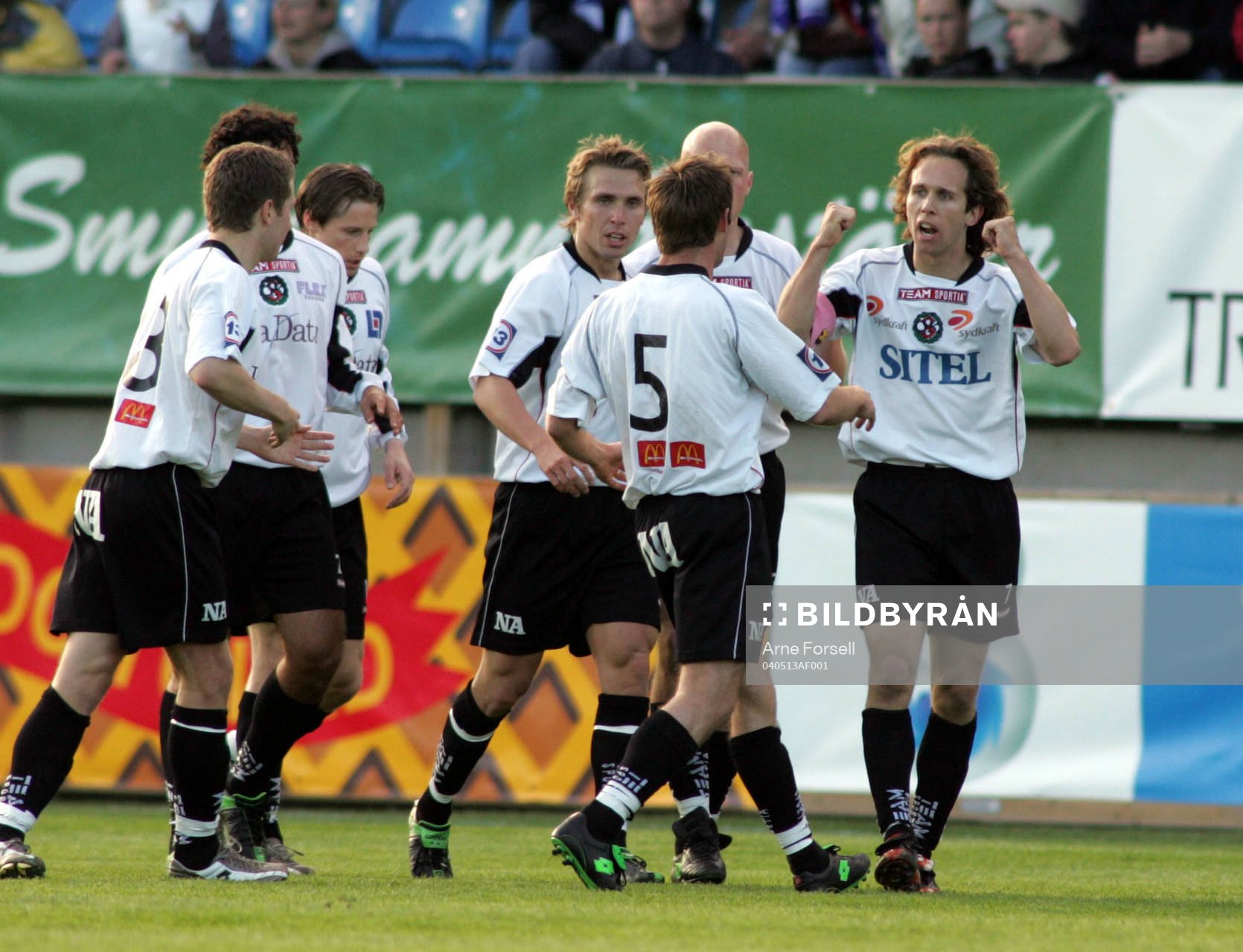 Petter Furuseth-Olsen, Örebro (till höger) har gjort 1-0