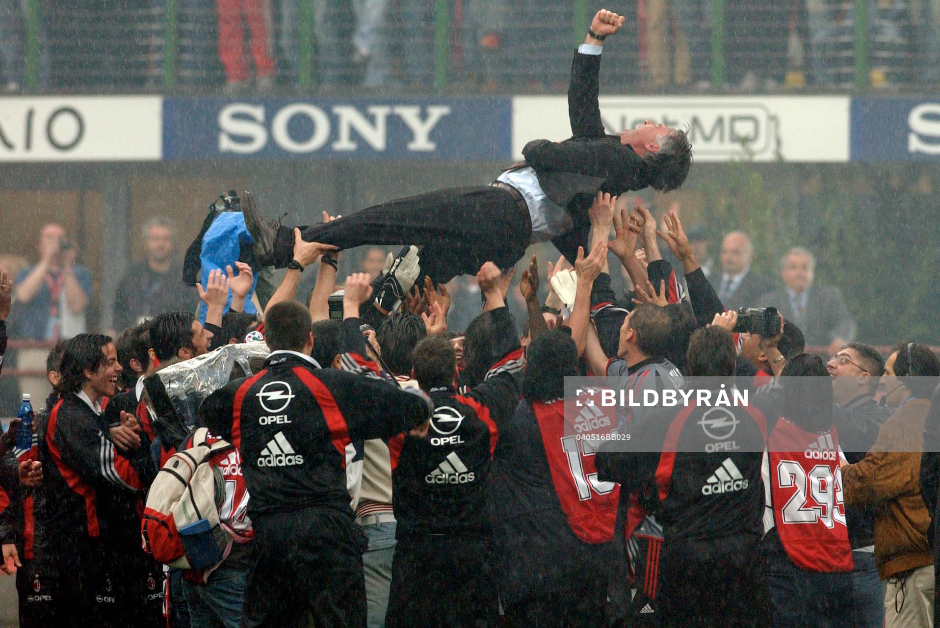 Ancelotti, tränare, hissas