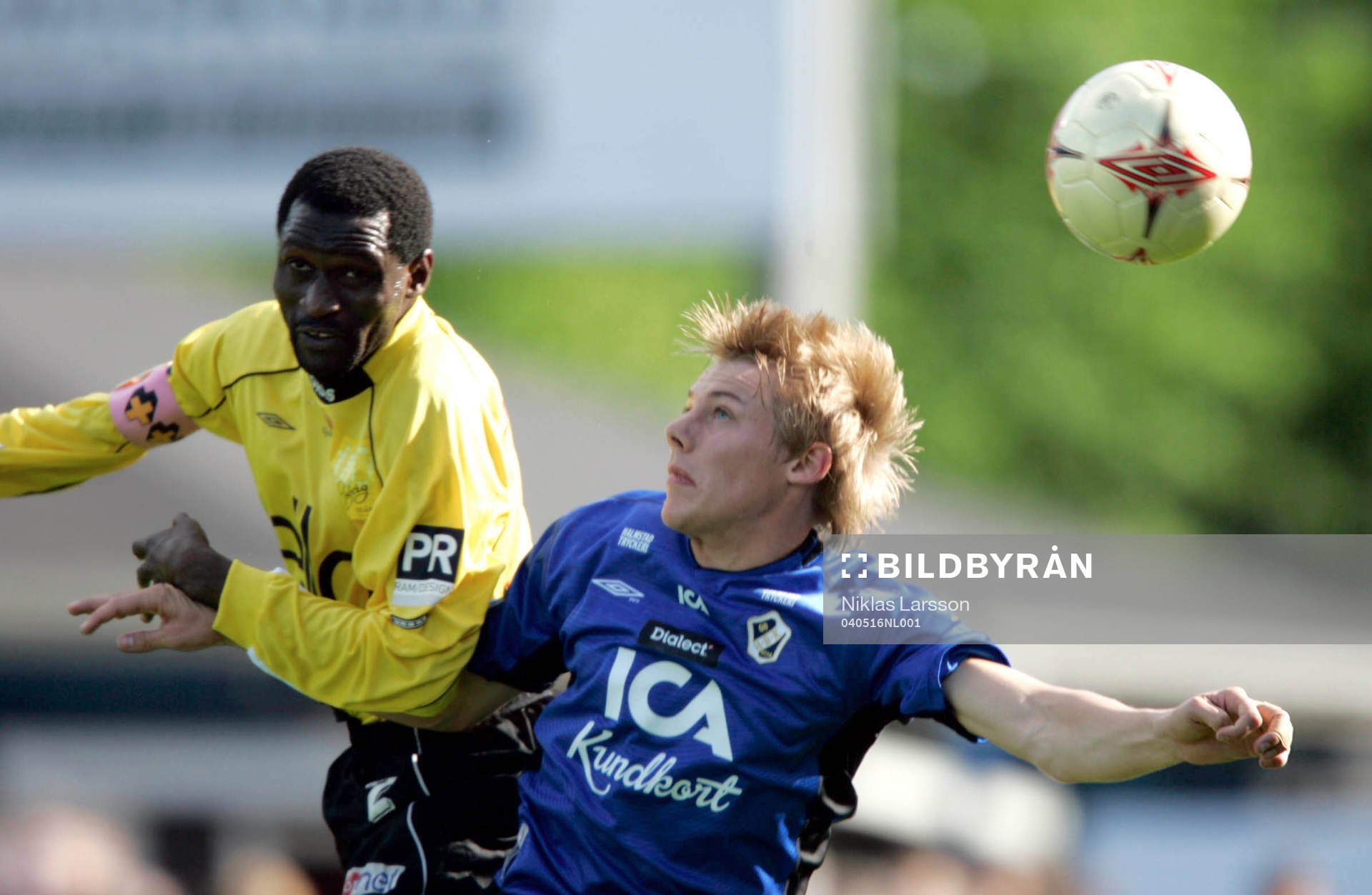 Fotboll, Allsvenskan, Halmstad-Elfsborg: Garba Lawal, Elfsborg och Patrik Ingelsten, Halmstad.  