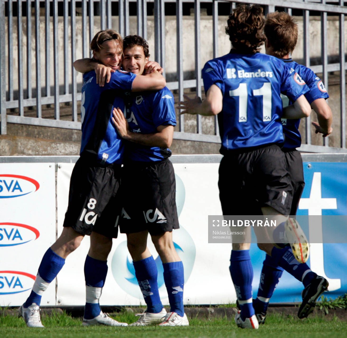 Fotboll, Allsvenskan, Halmstad-Elfsborg: Markus Rosenberg, Halmstad grattas av Sharbel Touma efter 1-0 mÂlet.  
© Bildbyrån - COP 70 - 