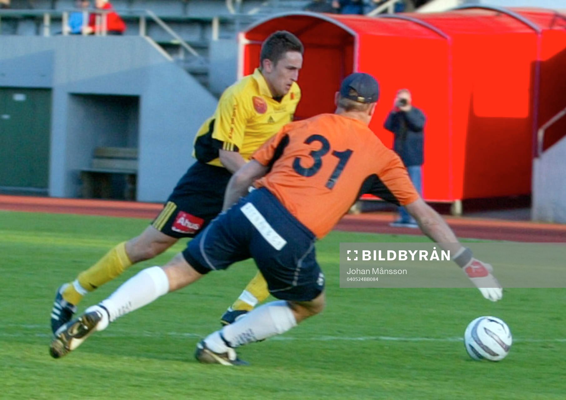 Jimmie Augustsson rundar Jörgen Bengtsson och gör 0-1