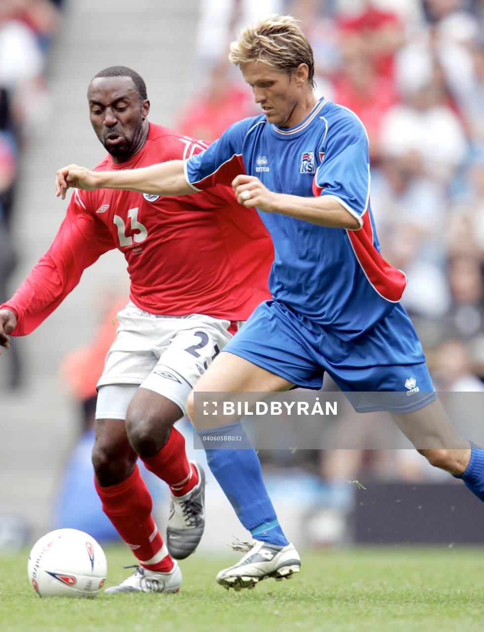 Fotboll, Arnar Gretarsson, Island och Darius Vassell,