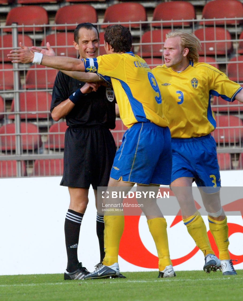 Johan Elmander och Mikael Dorsin, Sverige, i diskussion med