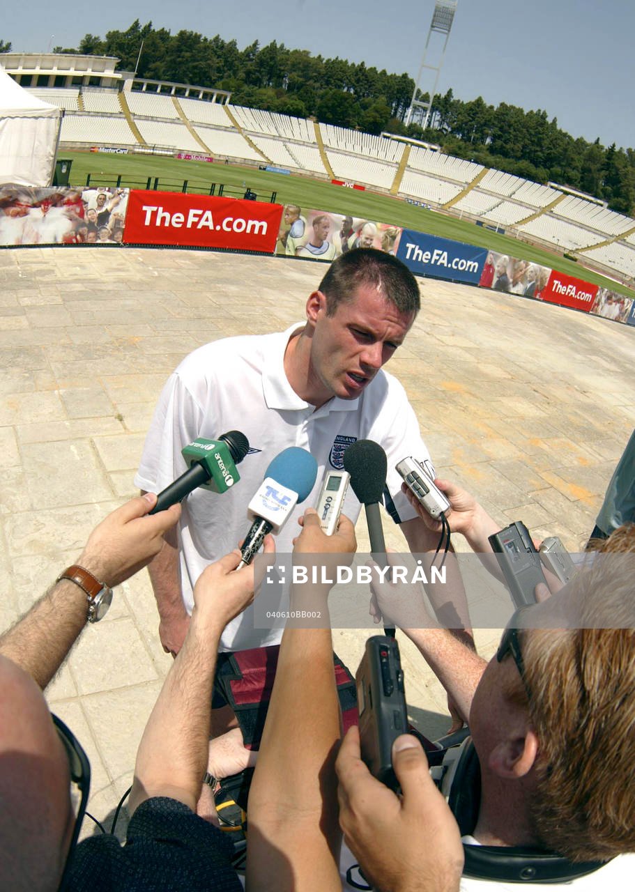 Jamie Carragher, England, pratar med pressen