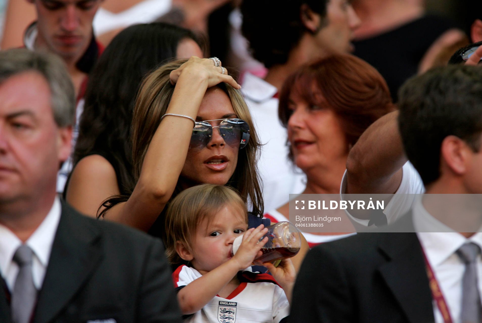 Victoria Beckham fanns på läktaren med sönerna, här