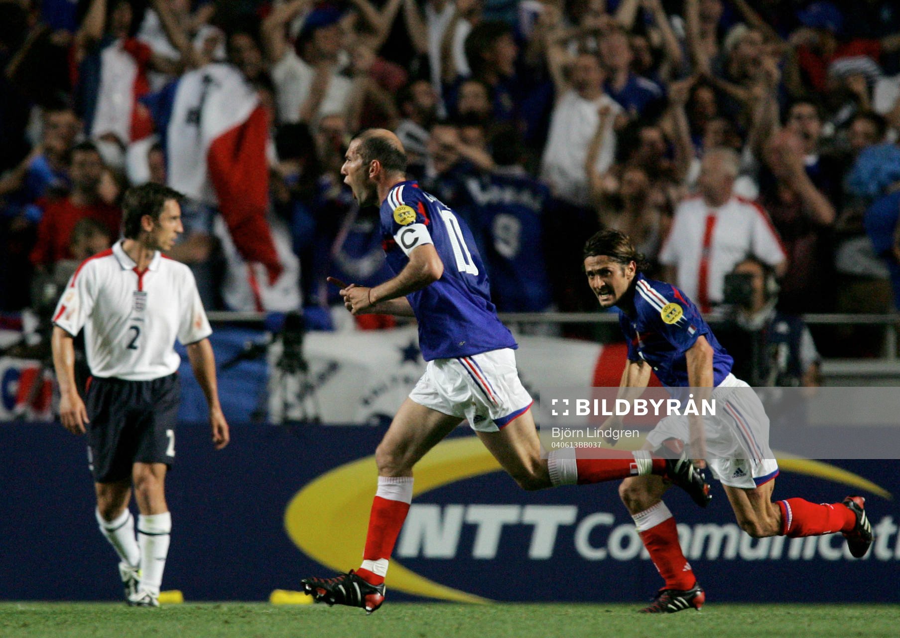  Zinedine Zidane, Frankrike jublar tillsammans med Bixente Lizarazu