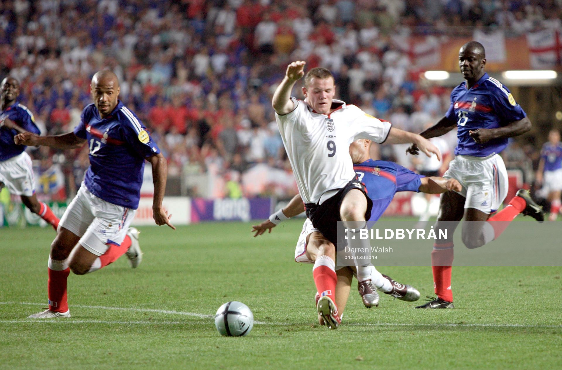 Wayne Rooney, England fälls av Mikael Silvestre, Frankrike