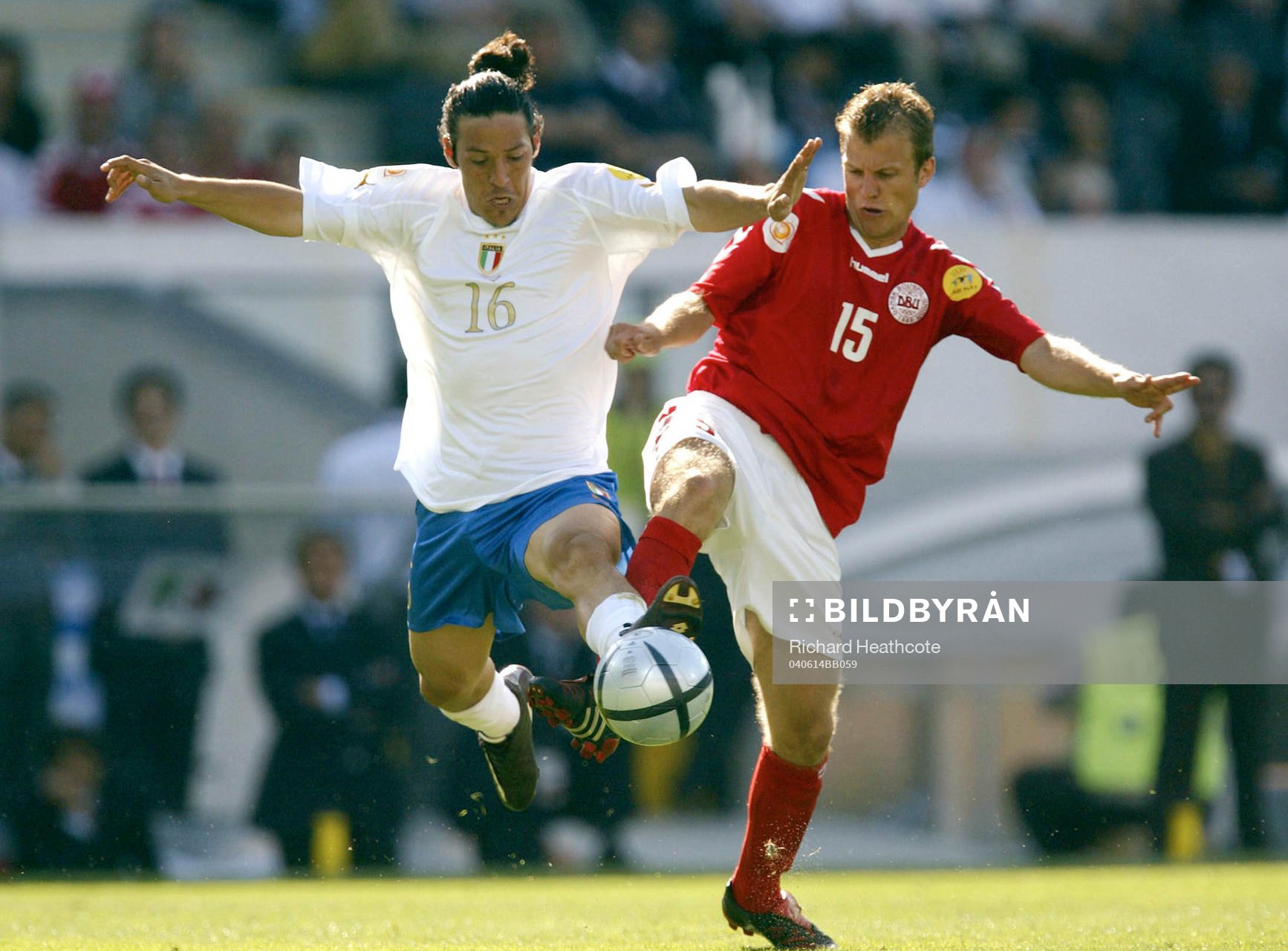 Italiens Mauro Camoranesi tacklas av Danmarks Daniel Jensen
