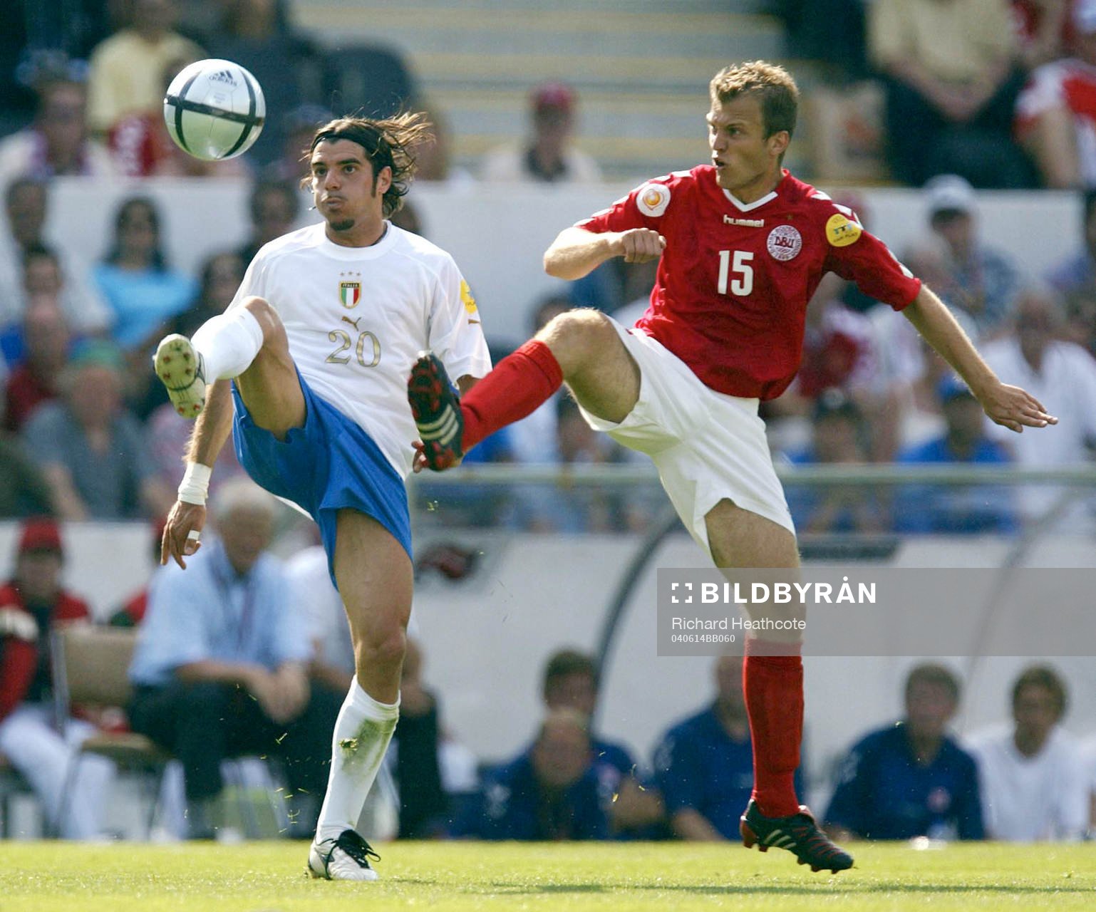 Italiens Simone Perrotta och Danmarks Daniel Jensen