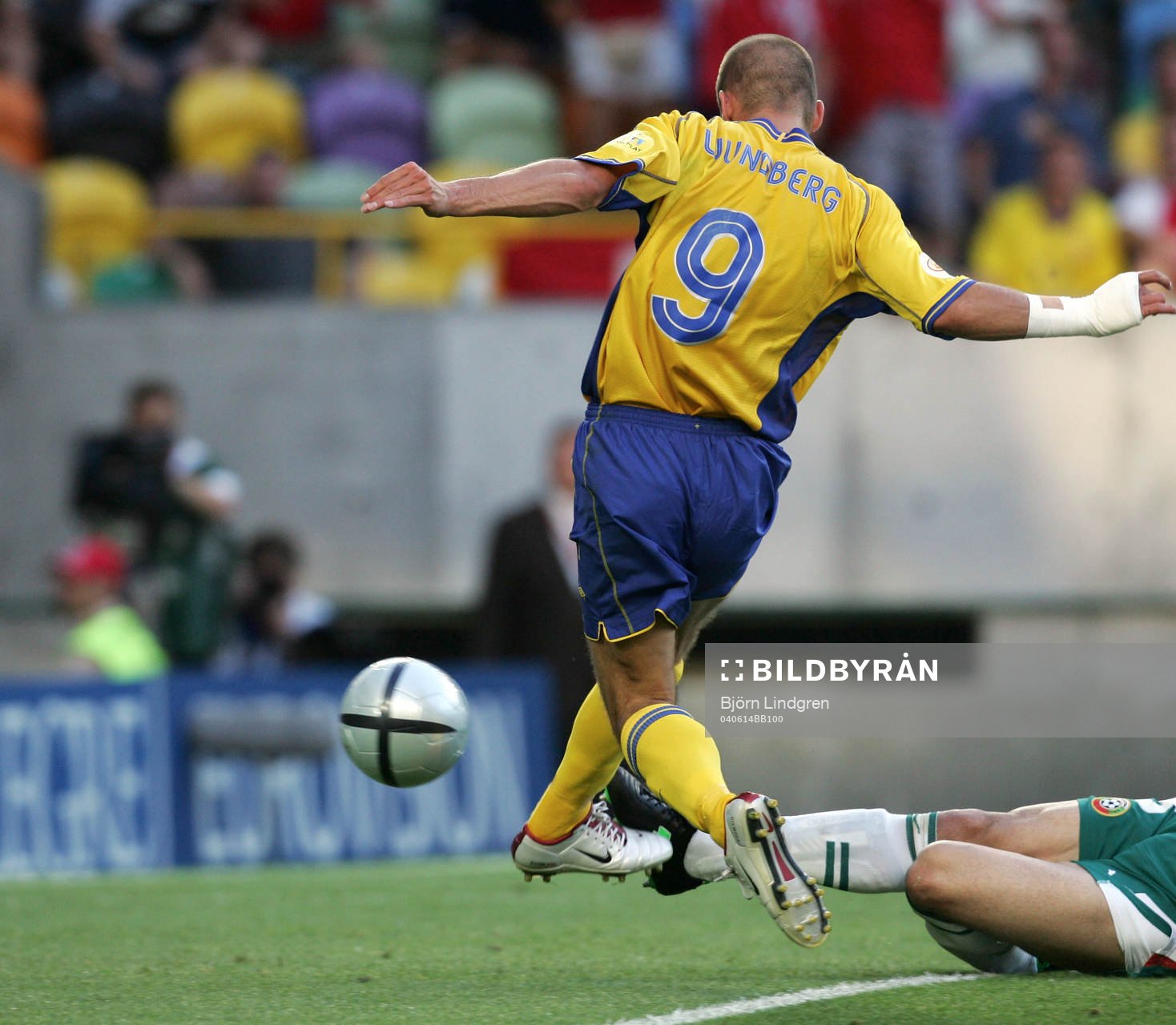 Fredrik Ljungberg, trycker in 1-0 till Sverige med en
