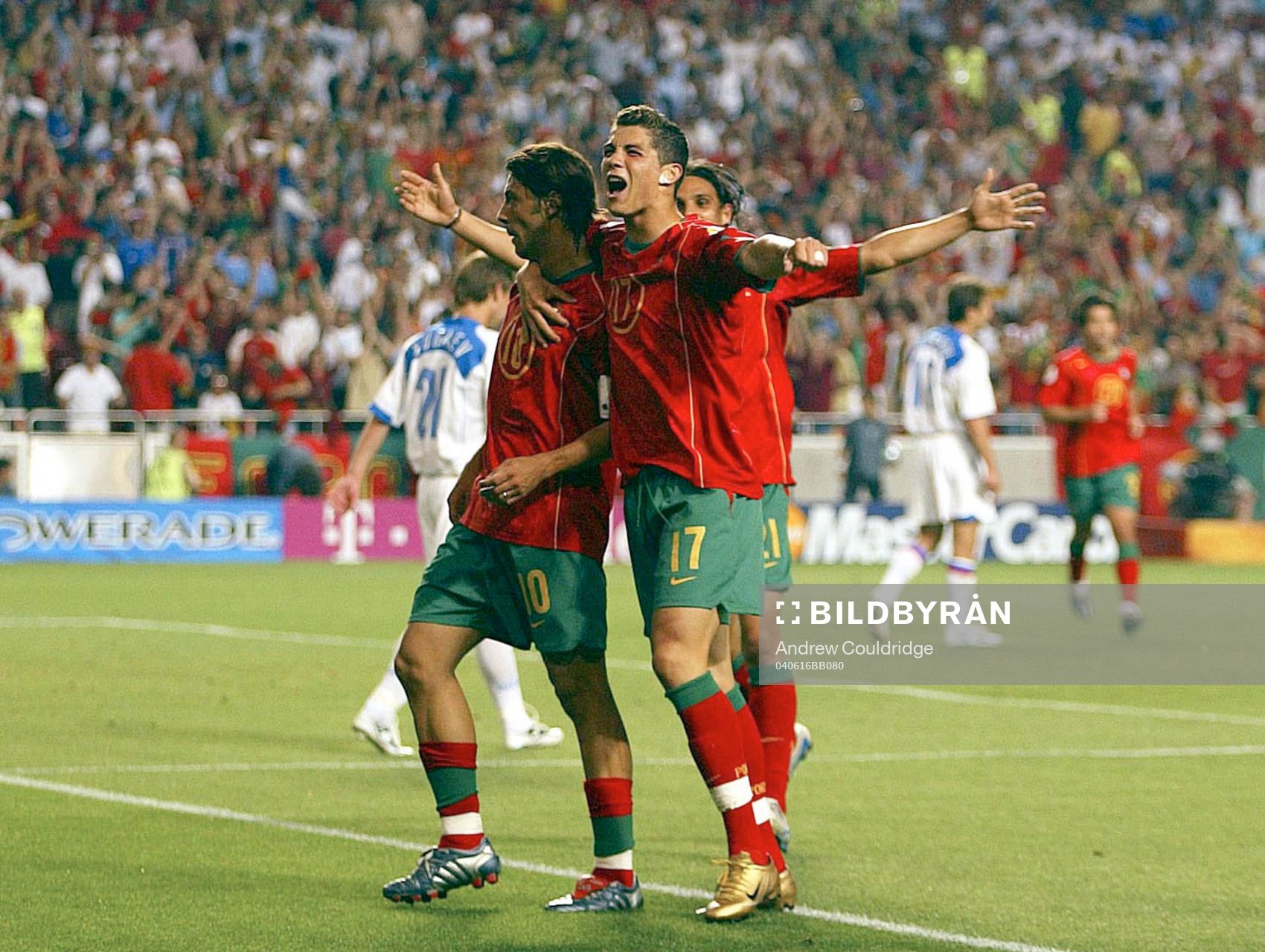  Rui Costa jublar med Cristiano Ronaldo efter att ha gjort 2-0 för Portugal.