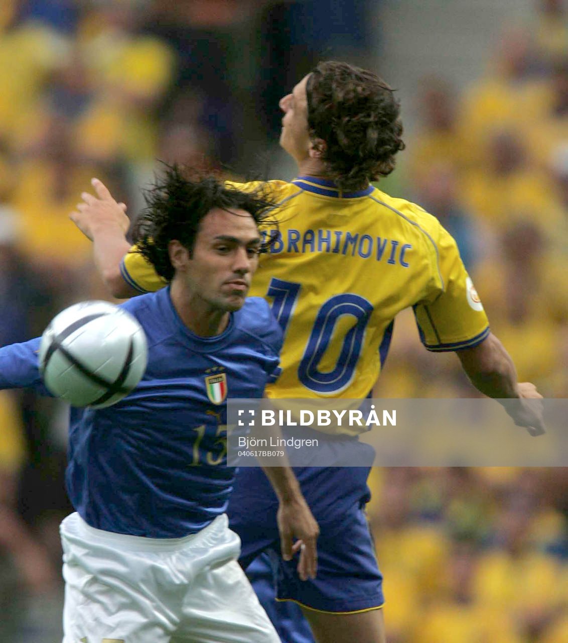 Zlatan Ibrahimovic och Alessandro Nesta i nickduell