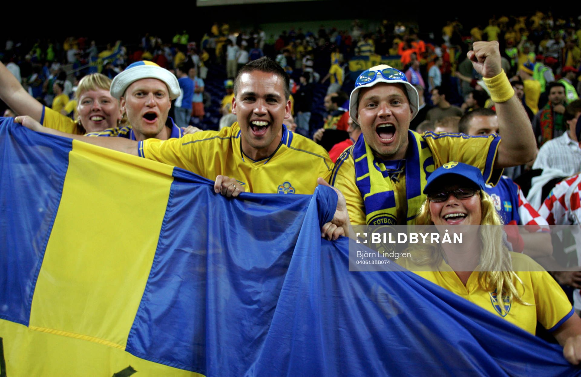 Ett gäng glada svenska supportrar