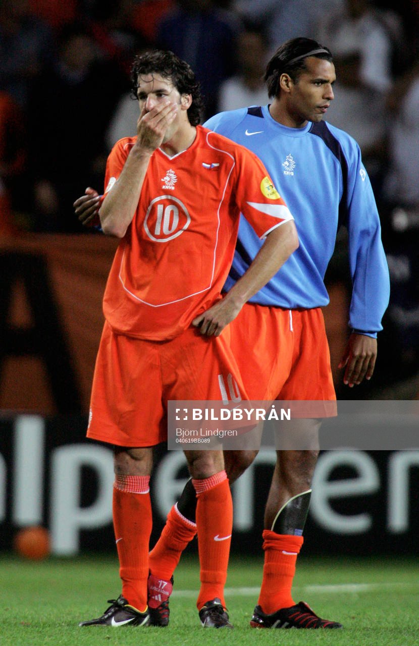   Ruud van Nistelrooy klappas om av Rafael Van der Vaart