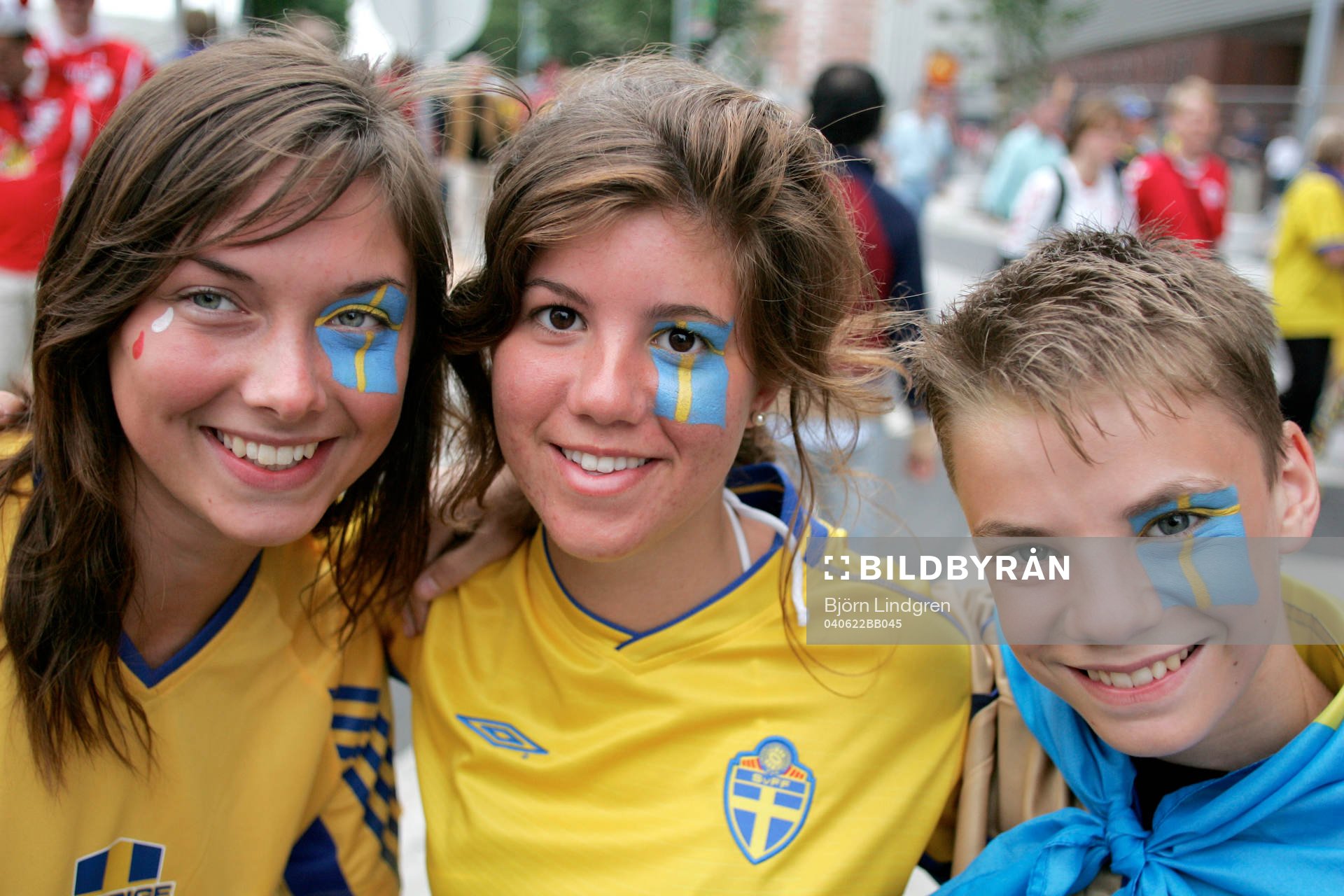 Svenska supportrar... tjejer, flaggor, blågul