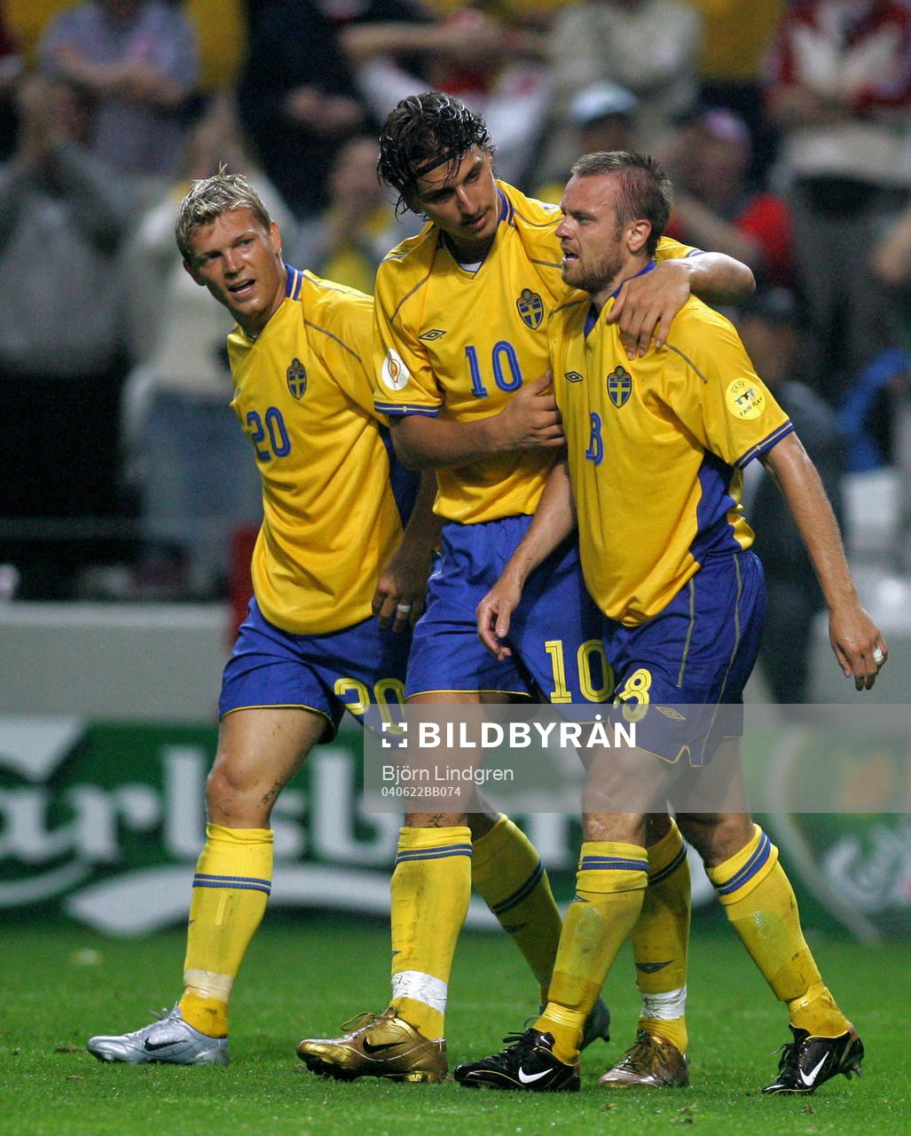 Marcus Allbäck och Zlatan Ibrahimovic gratulerar Mattias