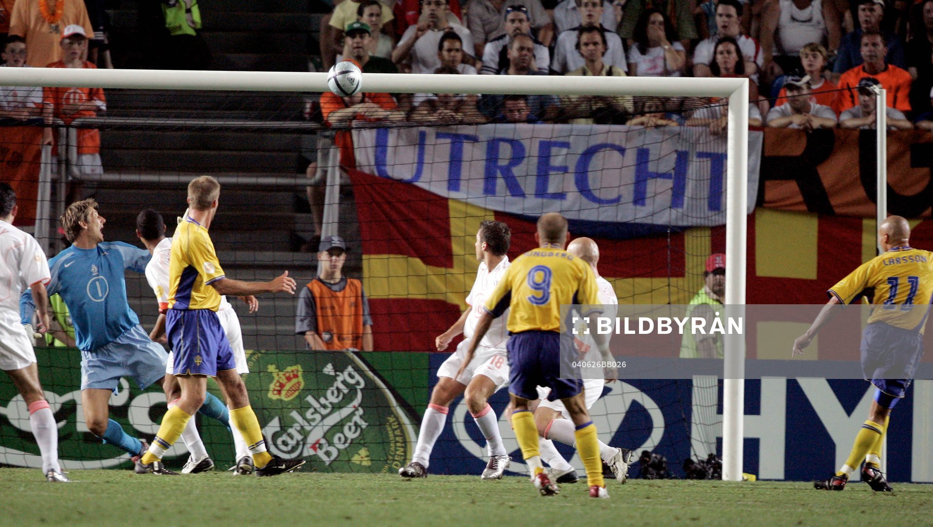 Henrik Larsson,  skott i ribban