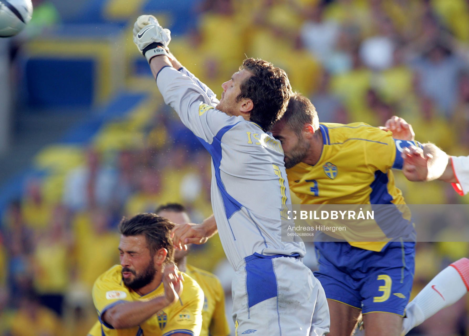 Andreas Isaksson, målvakt, Sverige boxar bort bollen