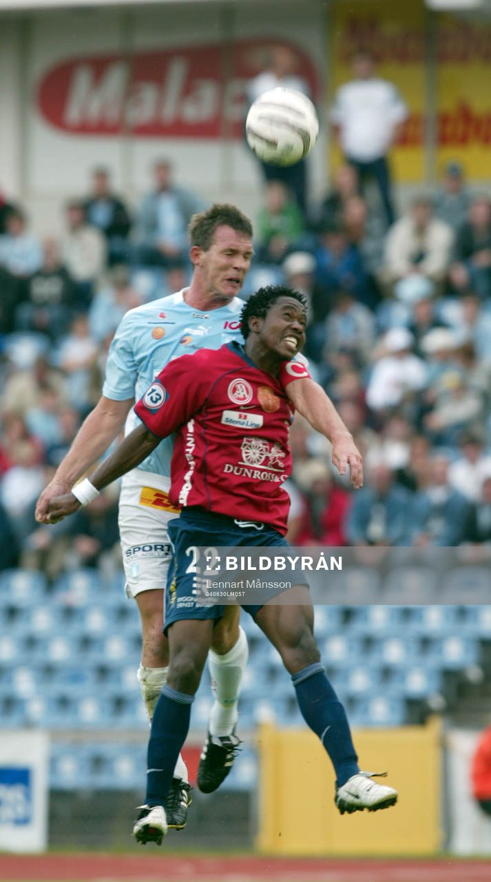 Patrik Andersson trycker unge Boyd Mwila i ryggen