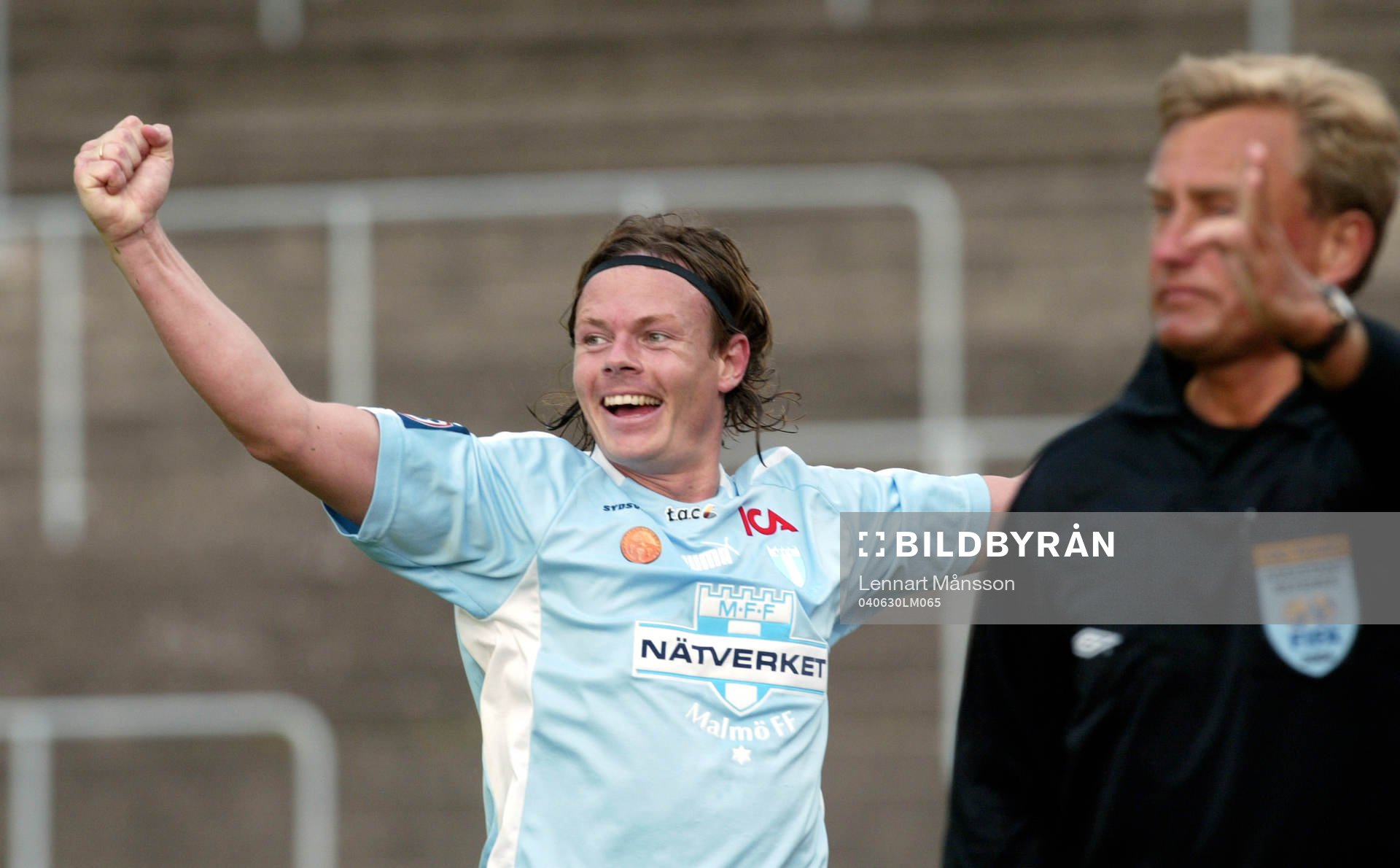  Segerskytten Andreas Yngvesson jublar, linjedomaren godkänner målet.