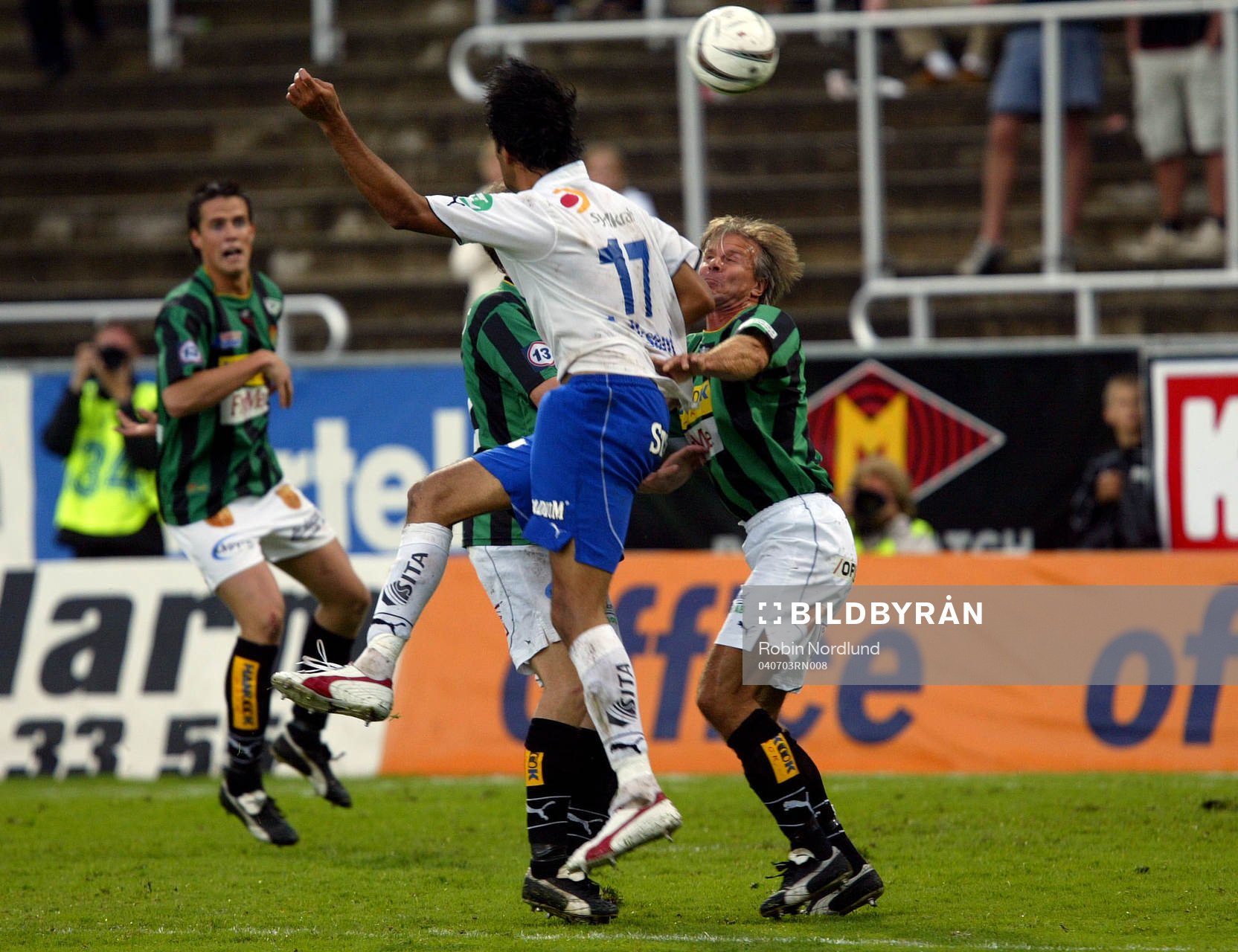  Roland Nilsson, GAIS försöker stoppa Norrköpings Renato Braga.