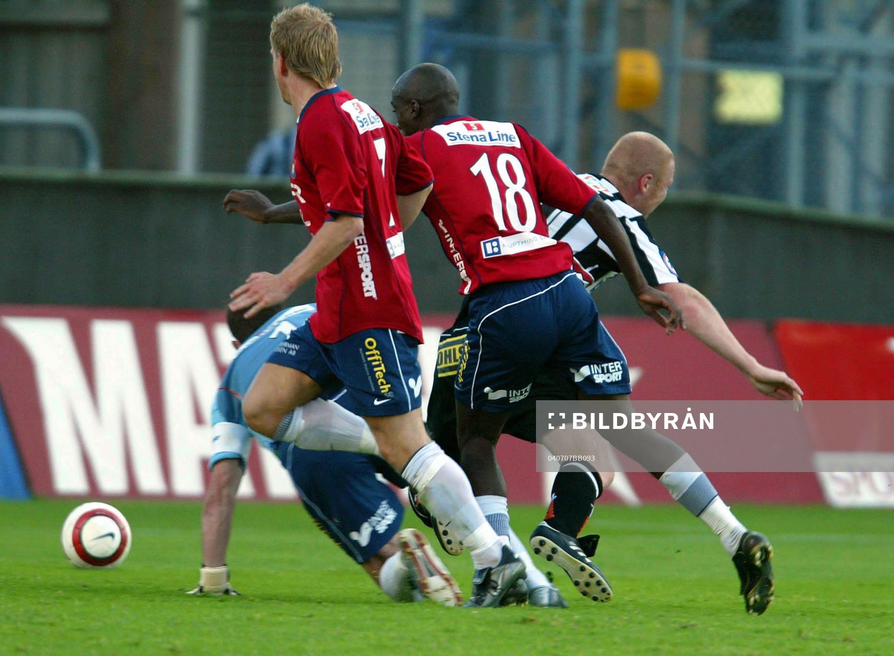 David Marek och Valter Tomaz Jr ruff på Jörgen Pettersson