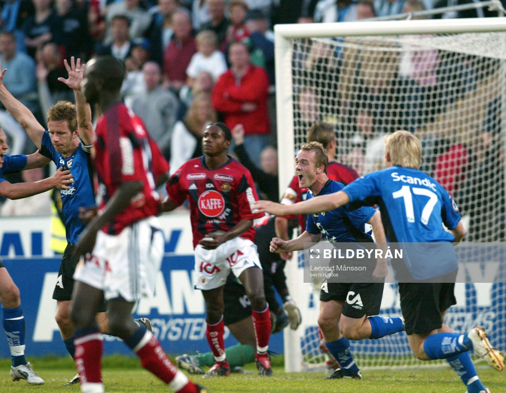 2-2, Tommy Jönsson, t.v., har nickar in kvitteringe  i