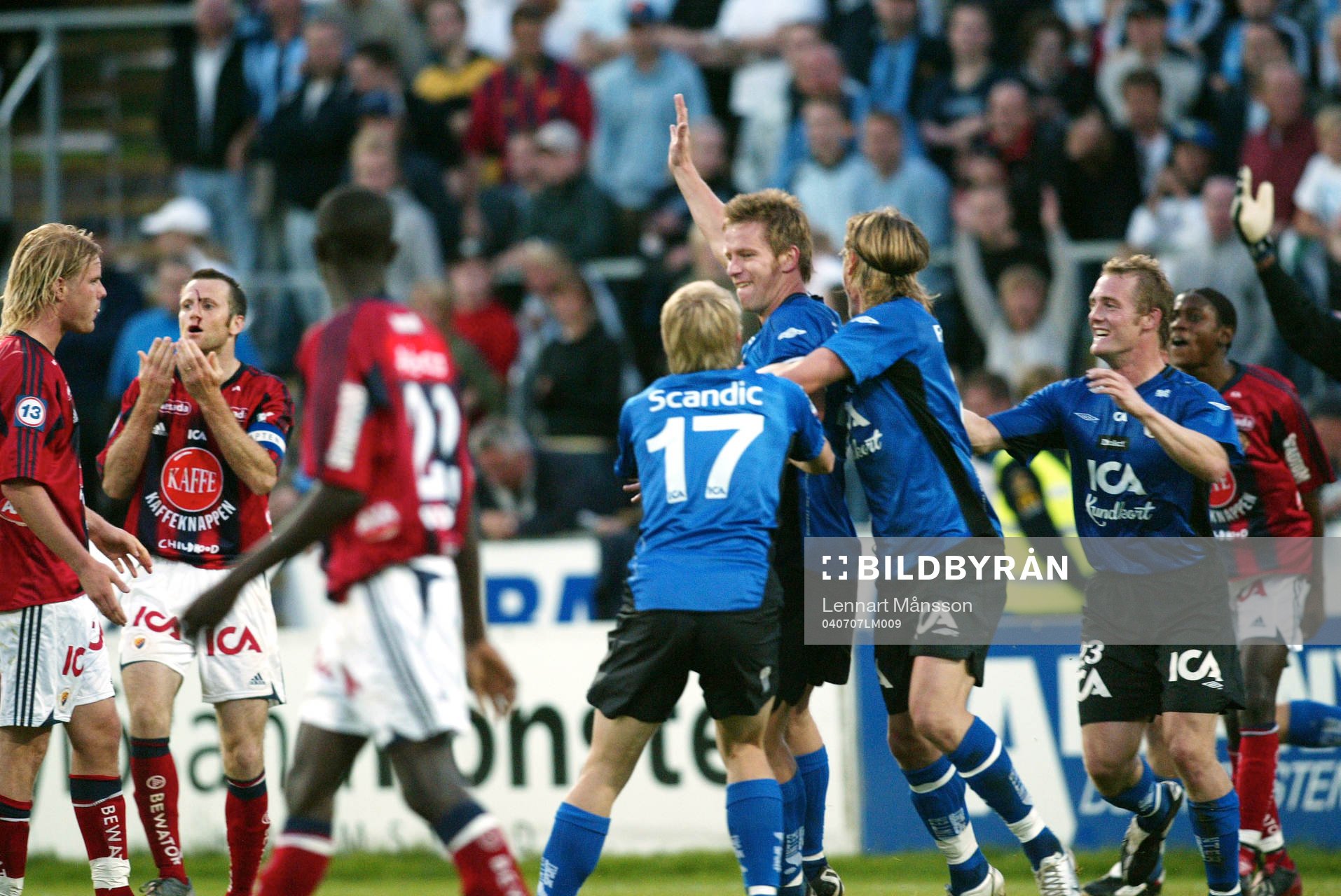 2-2, Tommy Jönsson, t.h., har nickar in kvitteringe  i