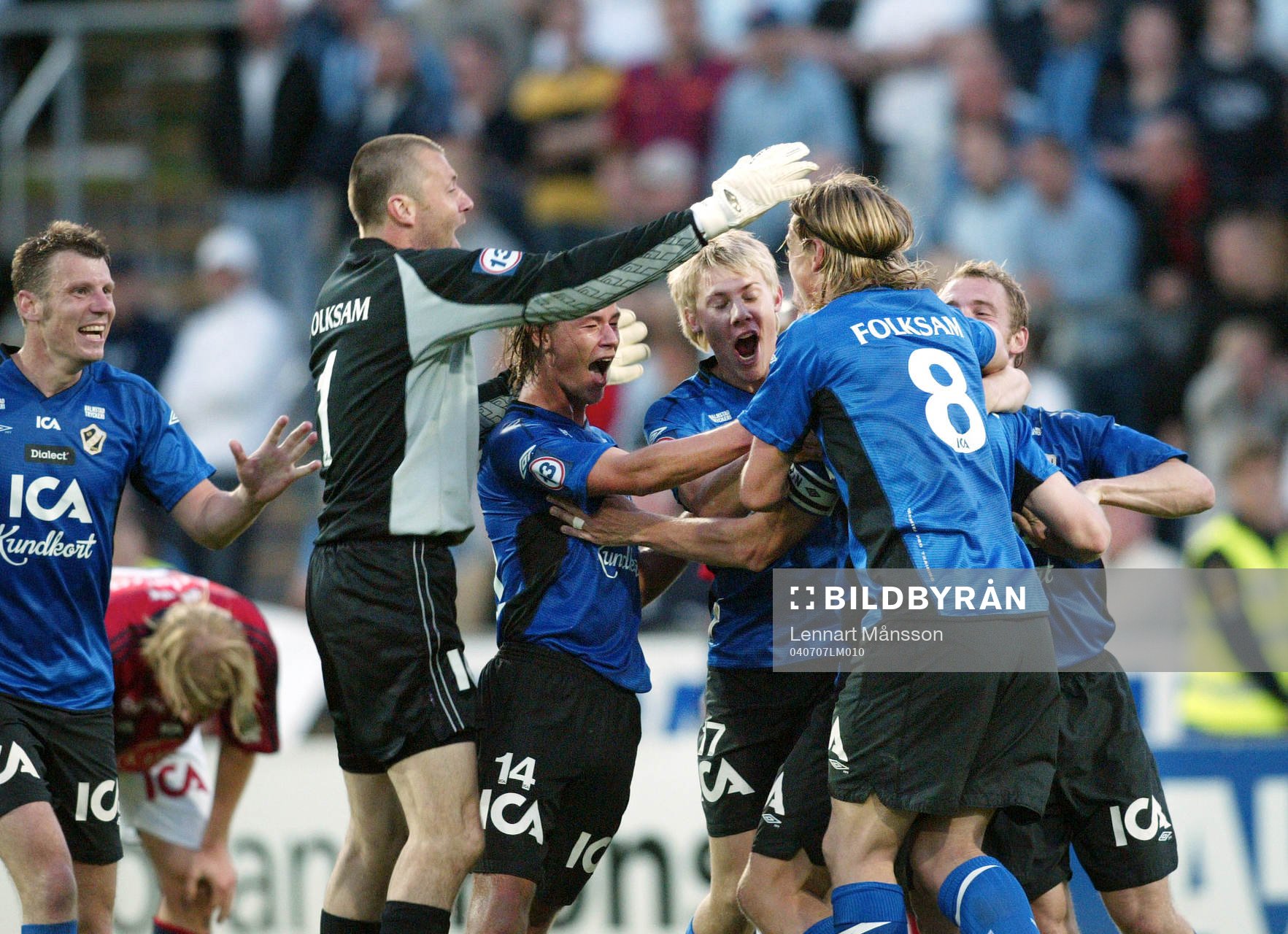 2-2, Tommy Jönsson, t.v., har nickar in kvitteringen  i