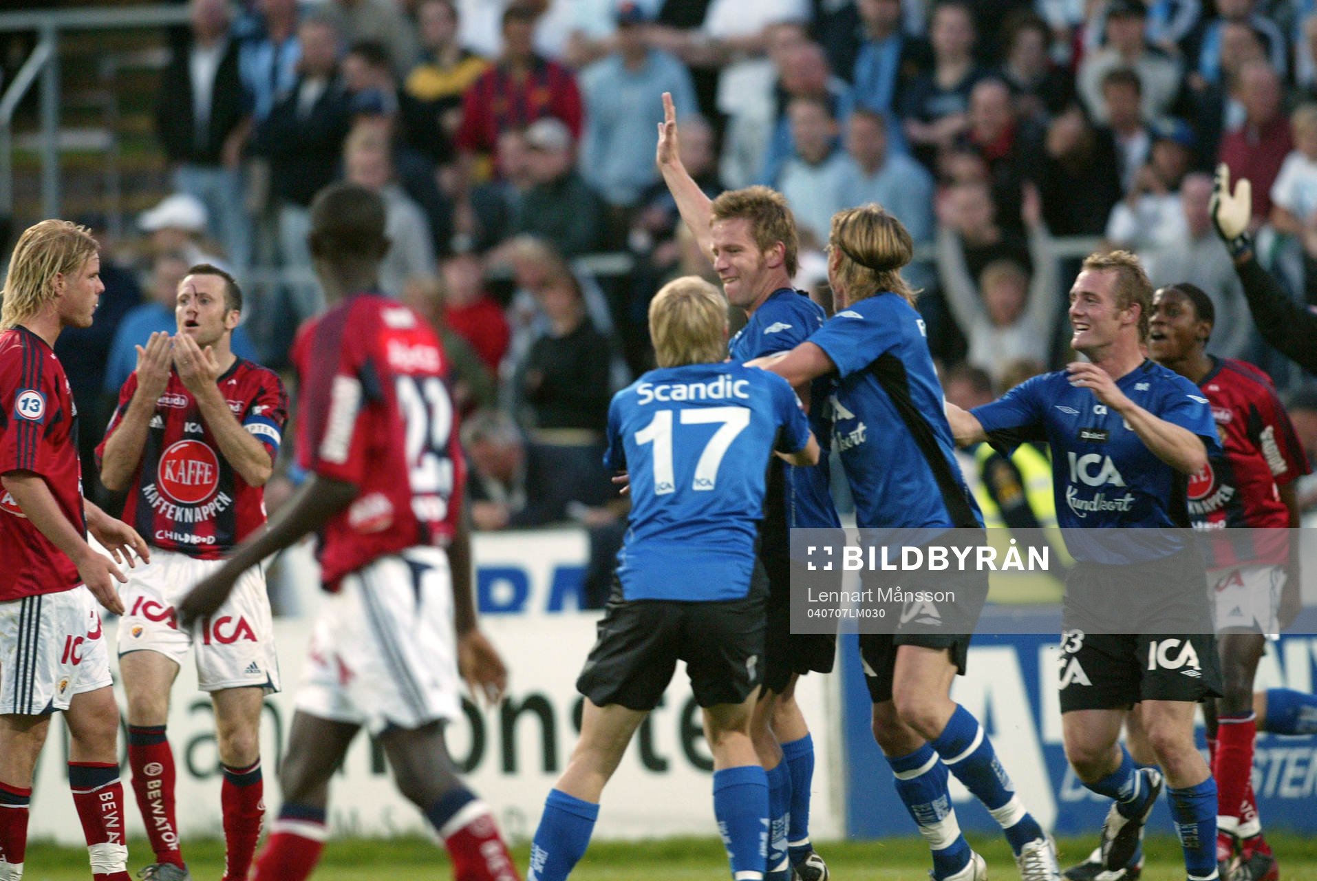 2-2, Tommy Jönsson, t.h., har nickar in kvitteringe  i