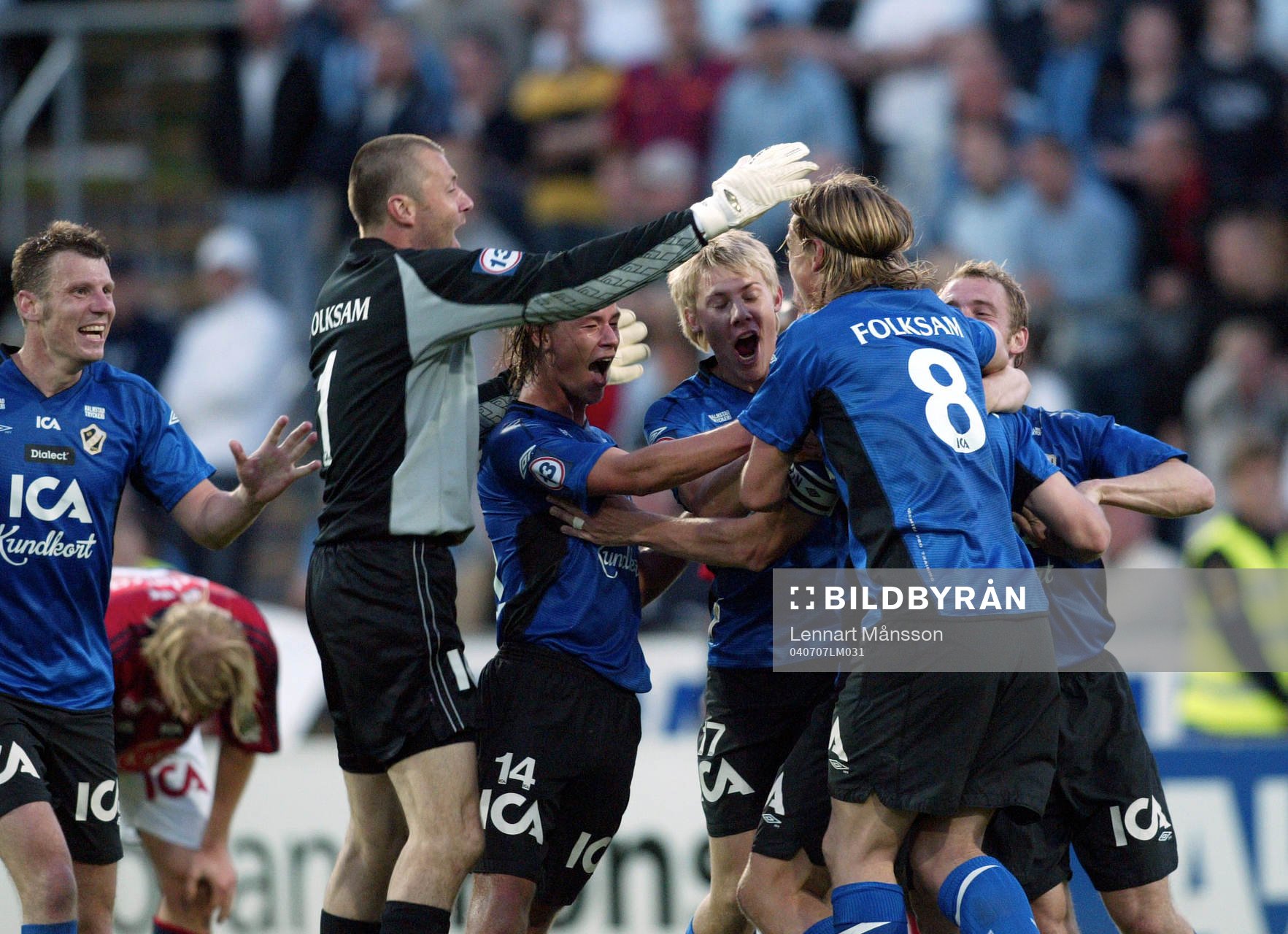 2-2, Tommy Jönsson, t.v., har nickar in kvitteringen  i