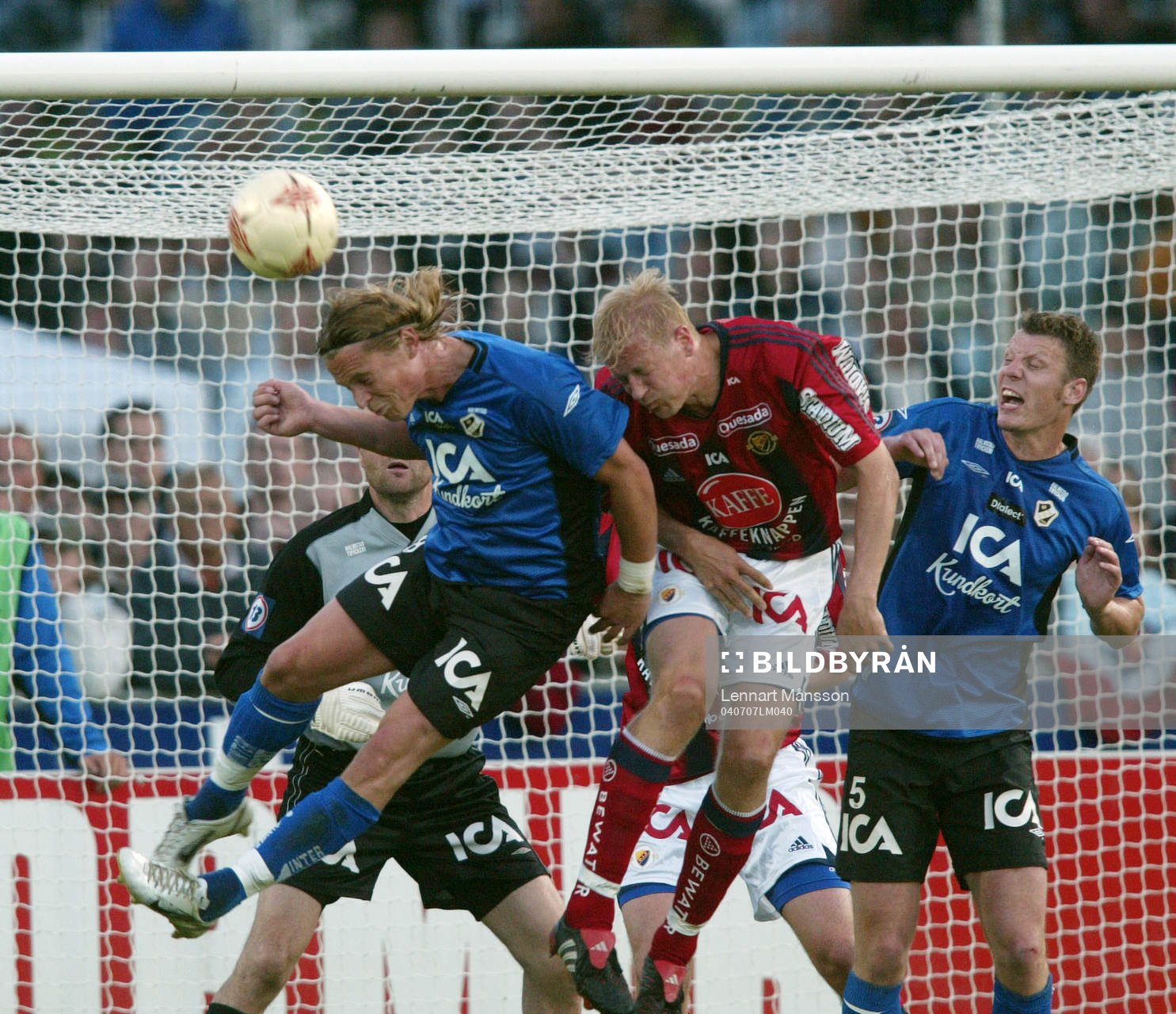 Markus Rosenberg trycks i ryggen av Toni Kuivasto