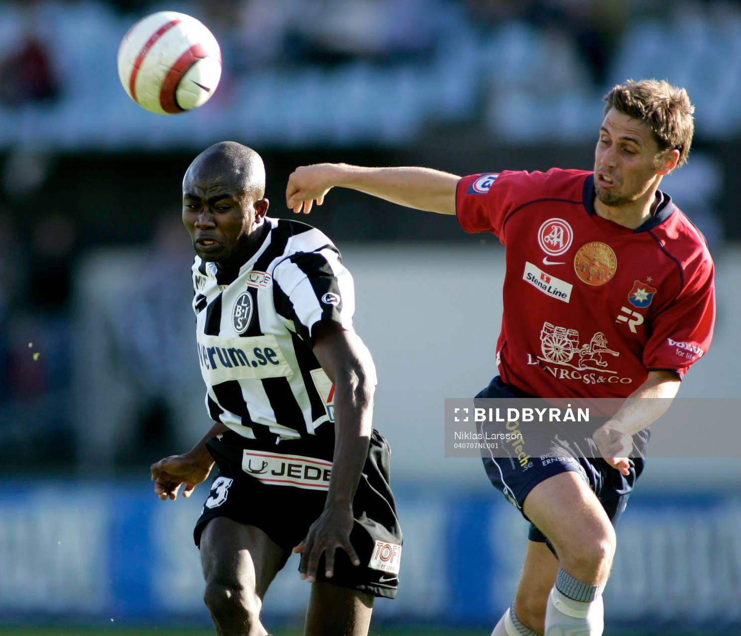 Fotboll, ÷rgryte-Landskrona: Jones Kusi Asare, Landskrona i n‰rkamp med Marcus Dahlin, ÷rgryte. 