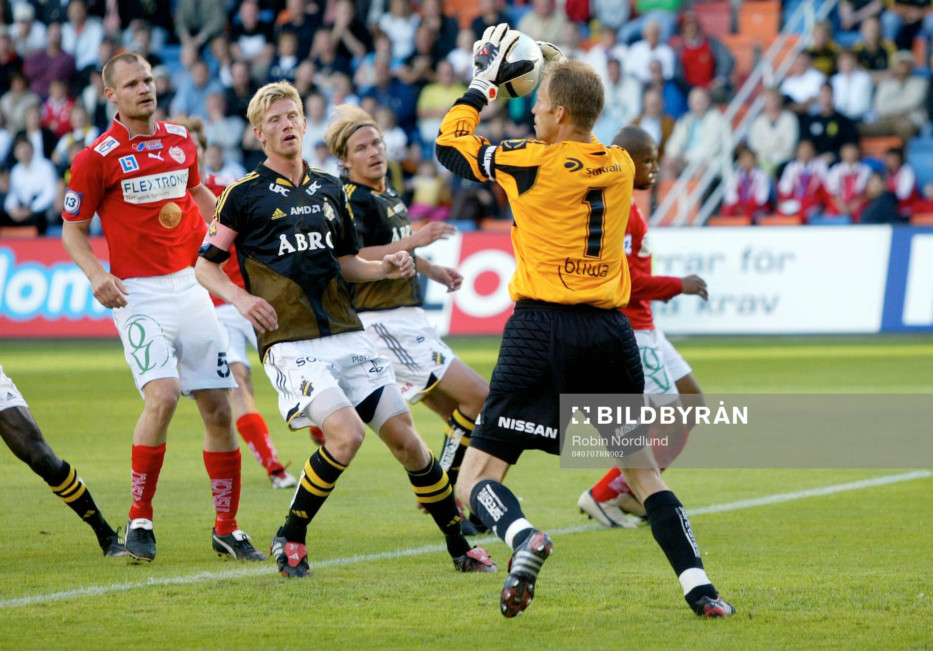 AIK´s målvakt Håkan Svensson räddar