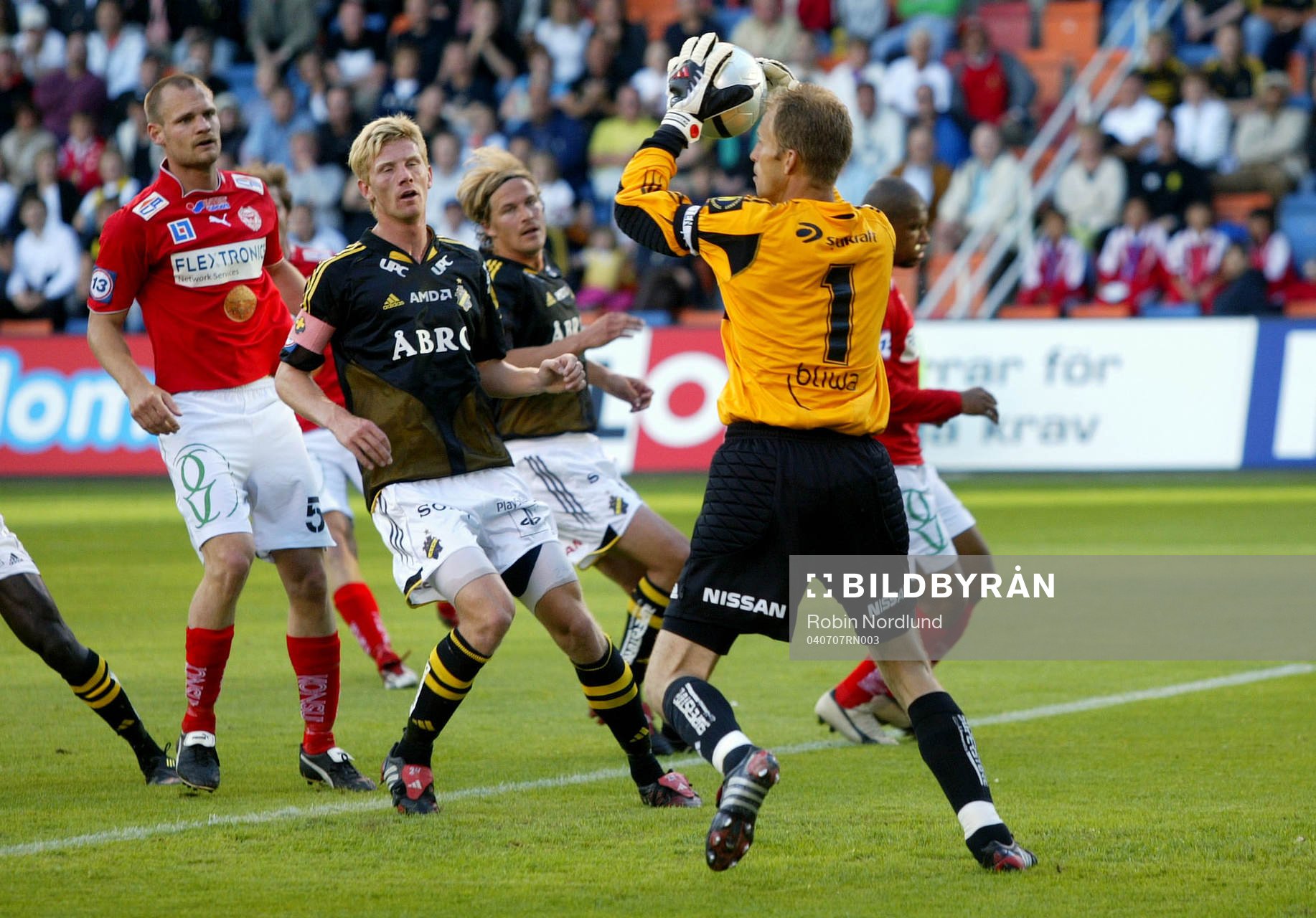 AIK´s målvakt Håkan Svensson räddar