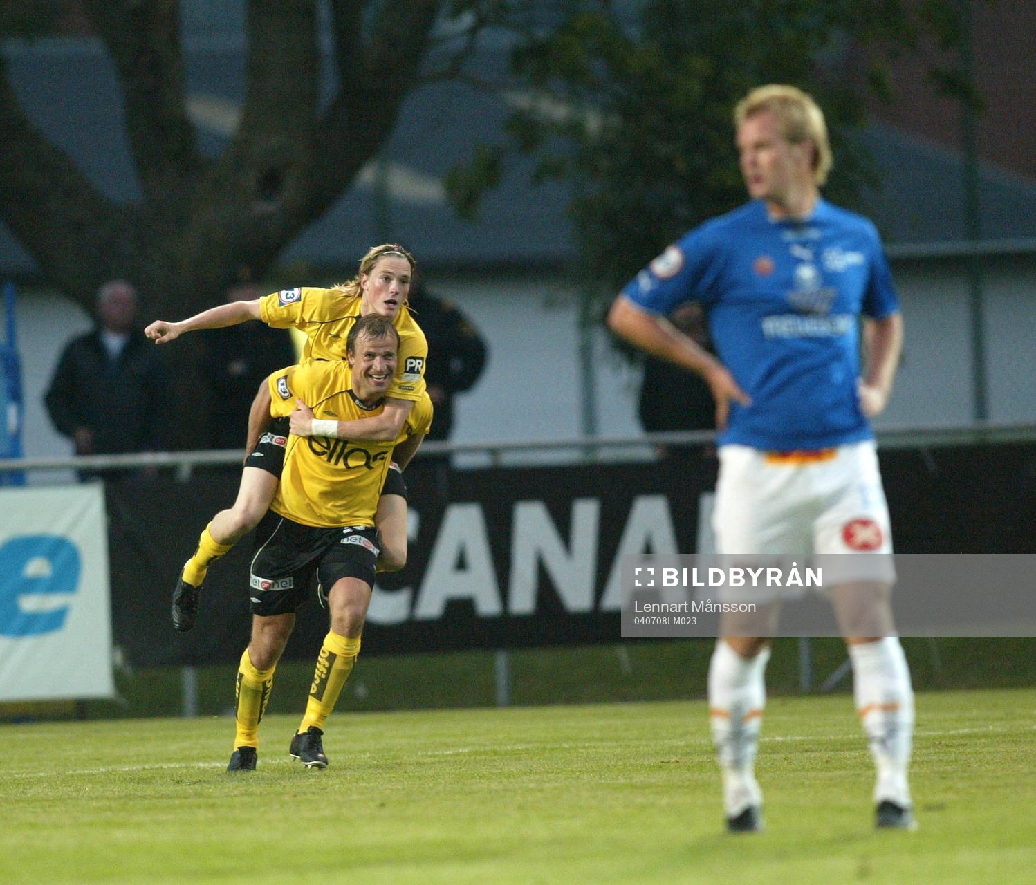 0-1, segerskytten Lasse Nilsson på Hasse Berggrens axlar,