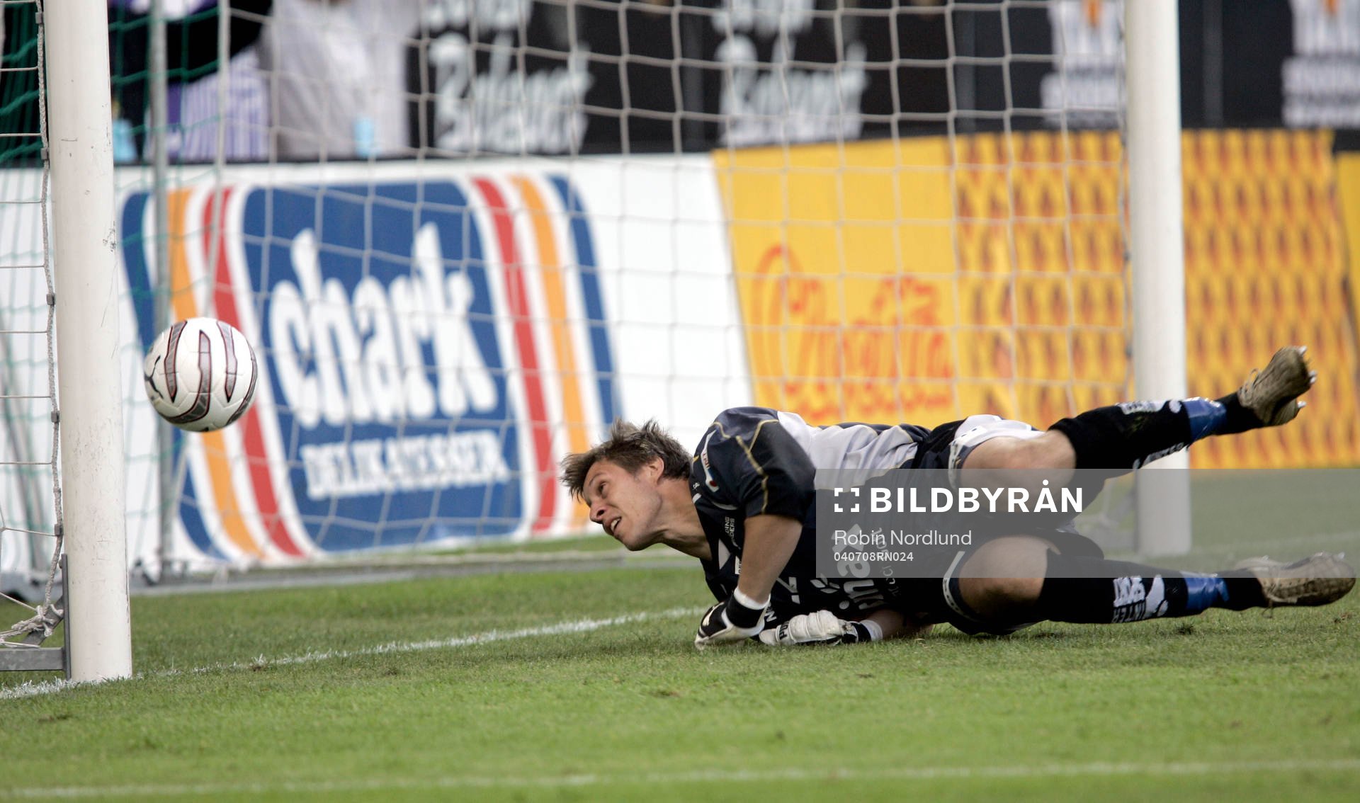 Conny Rosén, målvakt Helsingborg tittar när bollen