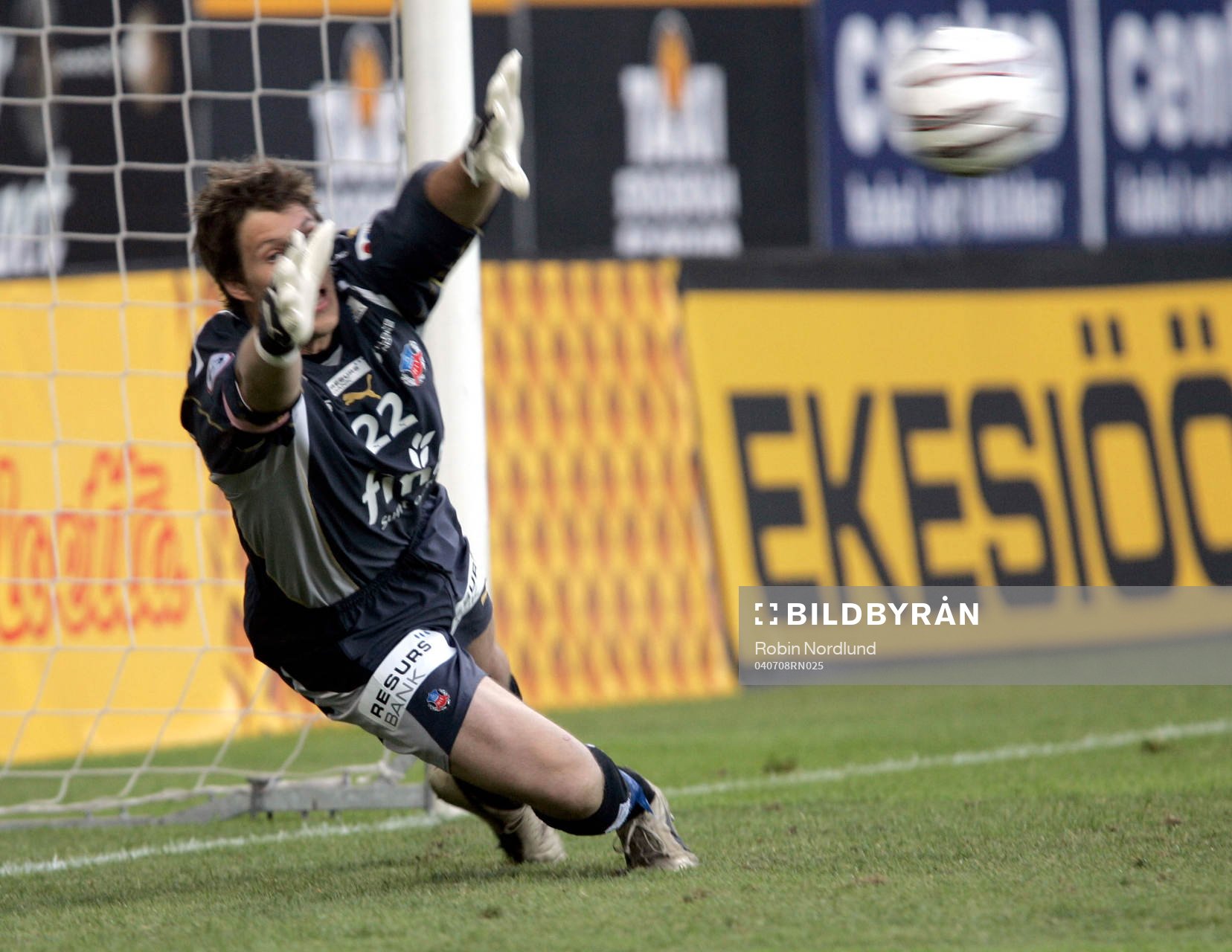 Conny Rosén, målvakt Helsingborg tittar när bollen