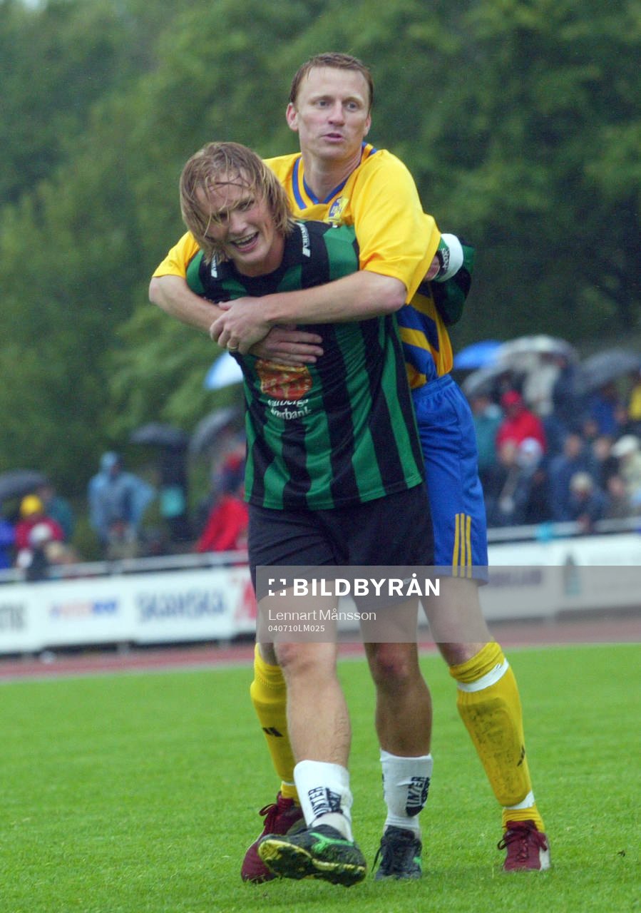  Kennet Andersson kramar en Varbergsspelare.