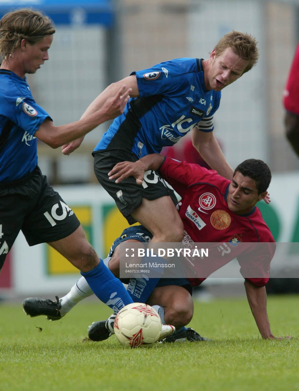 Tommy Jönsson och Dusan Djuric hjälps åt att stoppa