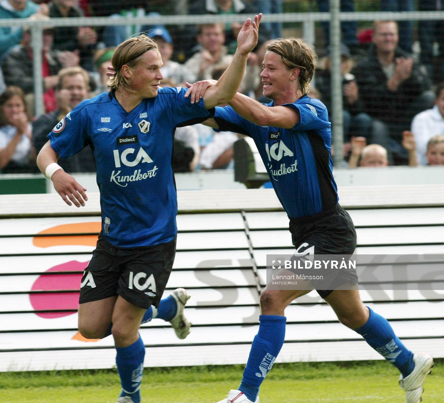 1-0, Markus Rosenberg, som grattas av Dusan Djuric. Jubel