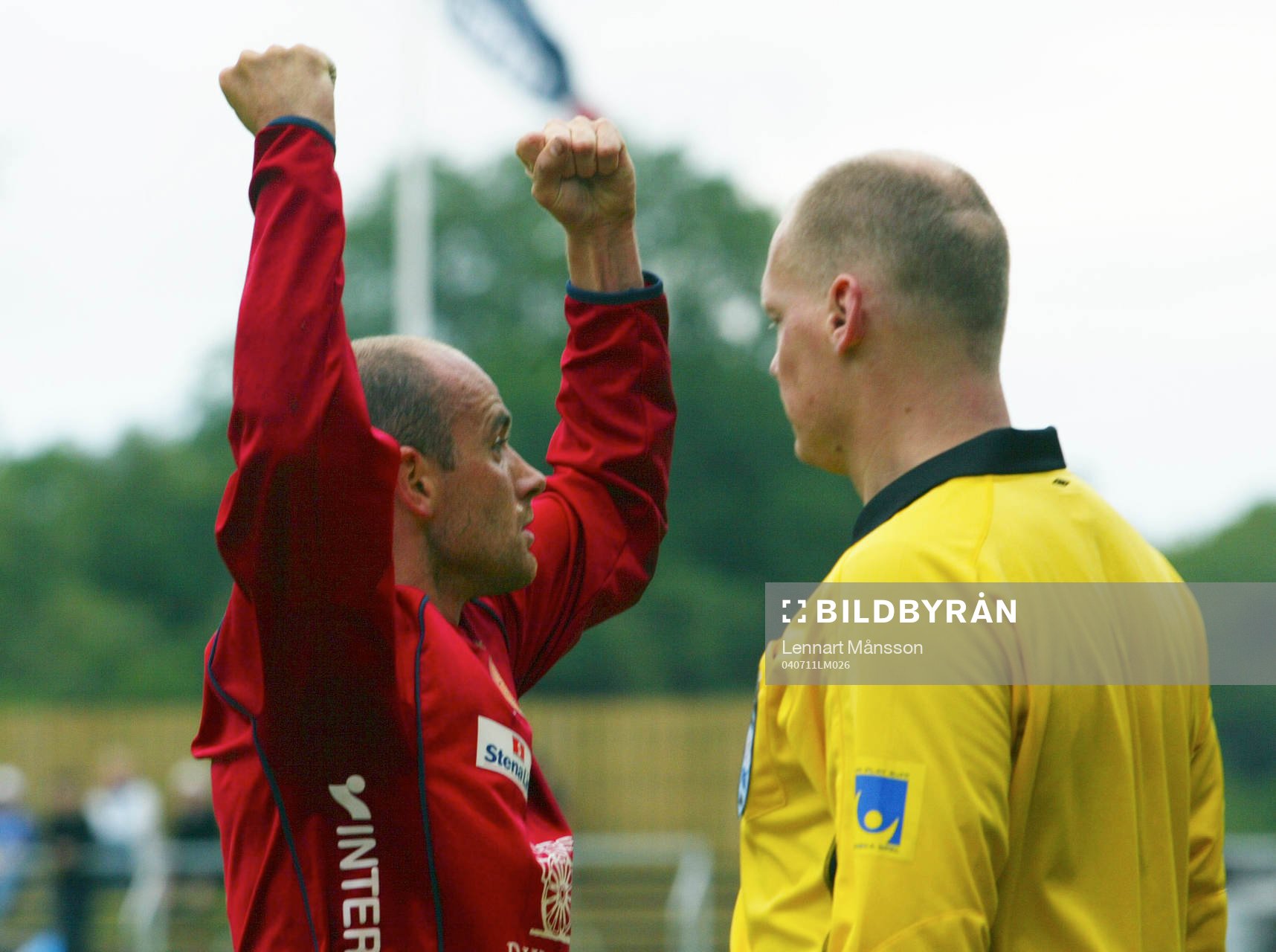  2-2, målskytten Tryggvi Gudmundsson är förbannad på linjedomaren Erik Bergsten och springer fram och jublar framför honom - med utvisning som följd.